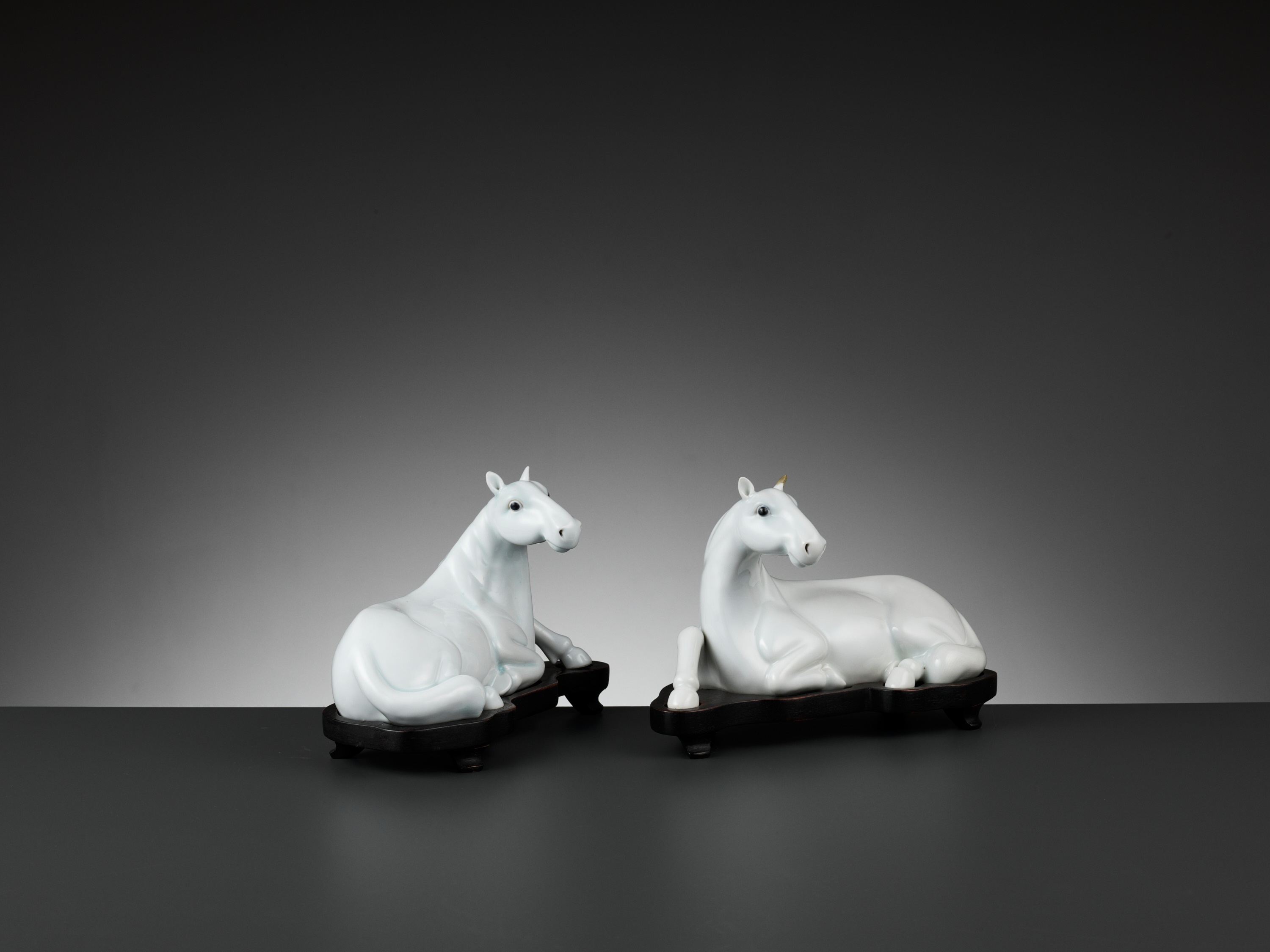 A PAIR OF WHITE-GLAZED FIGURES OF HORSES, QING DYNASTY - Image 6 of 10