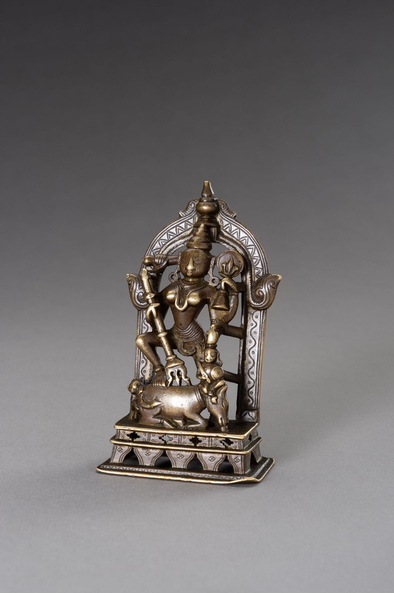 A FINE BRONZE FIGURE OF DURGA - Image 2 of 8