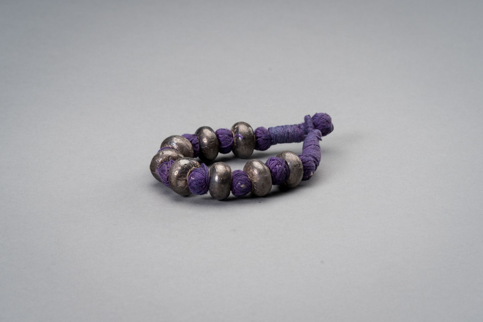 A SILVER BEADED BRACELET, 1900s - Image 3 of 7