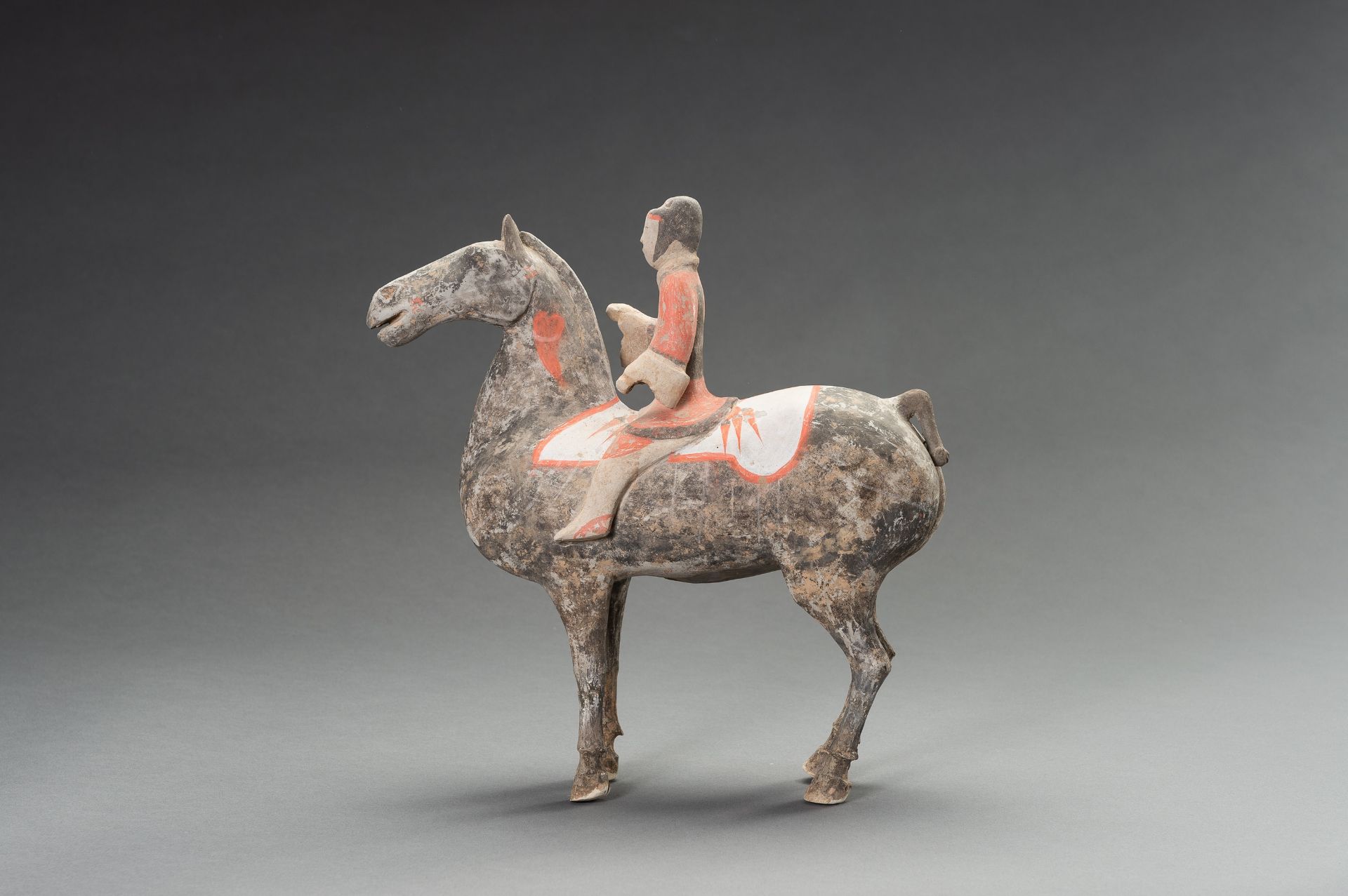 A PAINTED POTTERY HORSE AND RIDER, HAN DYNASTY - Bild 2 aus 9