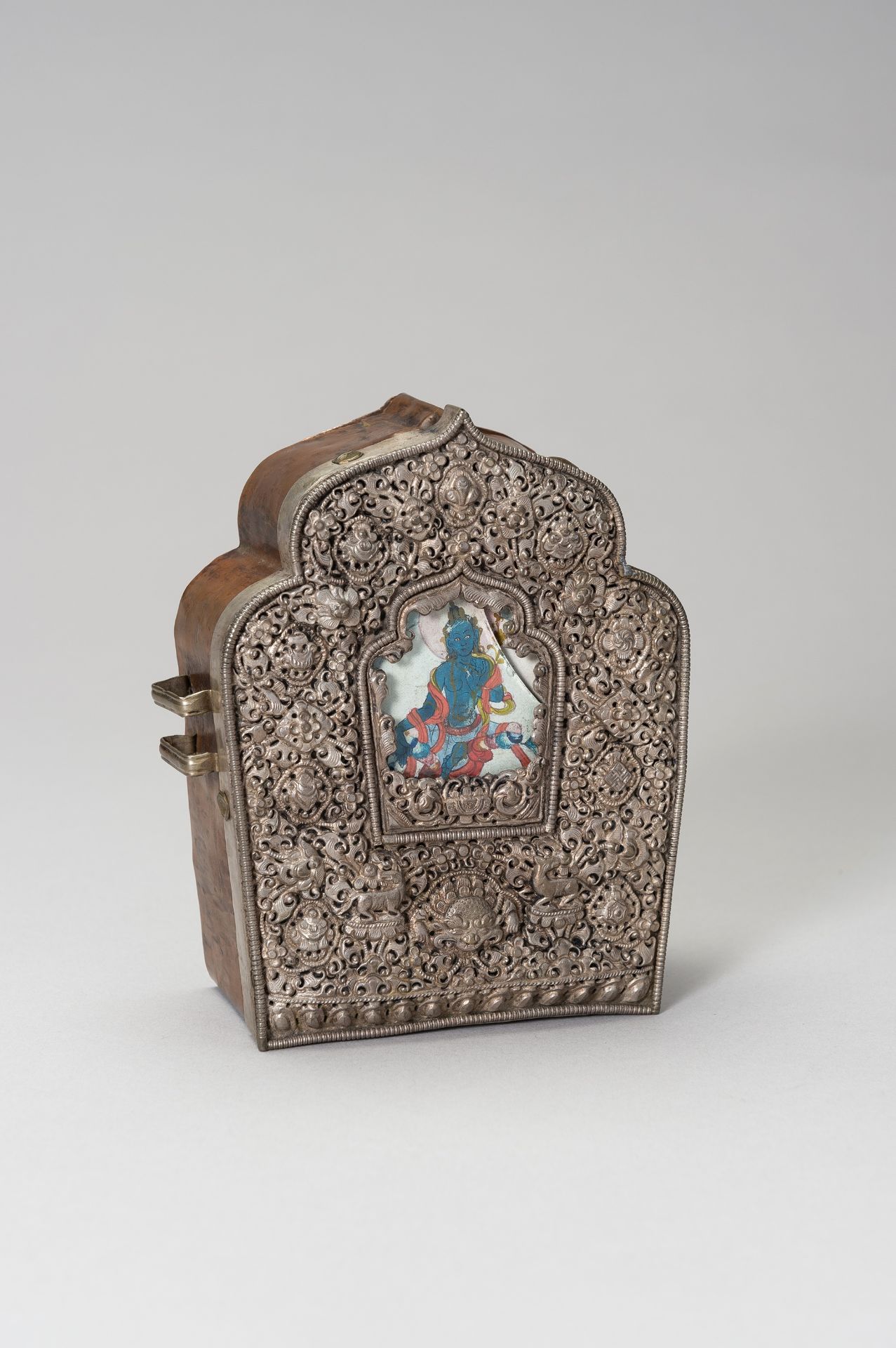 A LARGE METAL GAU BOX WITH BLUE TARA - Image 3 of 15