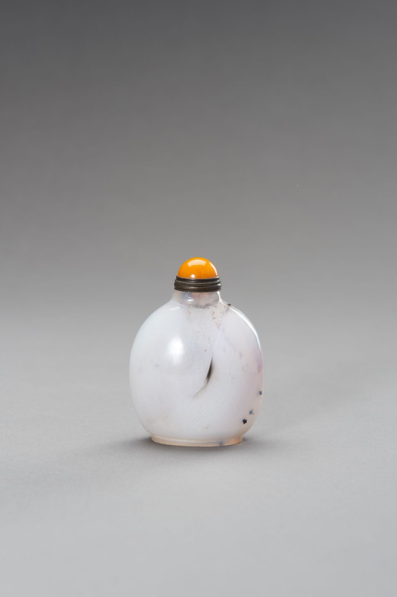 A CHALCEDONY 'HORSE AND MONKEY' SNUFF BOTTLE, 1900s - Image 8 of 11