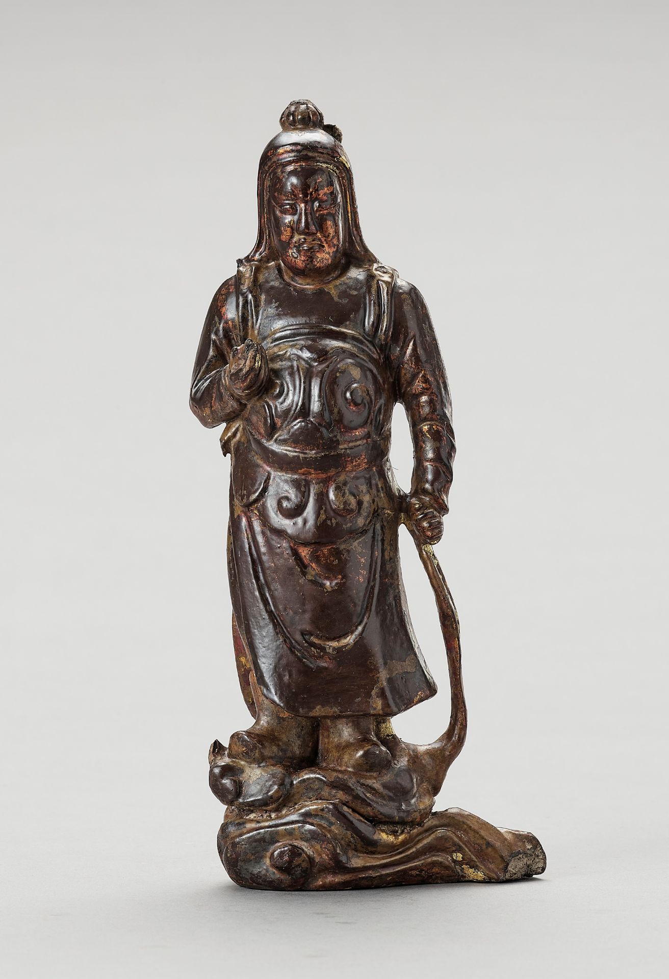 A GILT AND LACQUERED WOOD FIGURE OF A HEAVENLY KING, MING