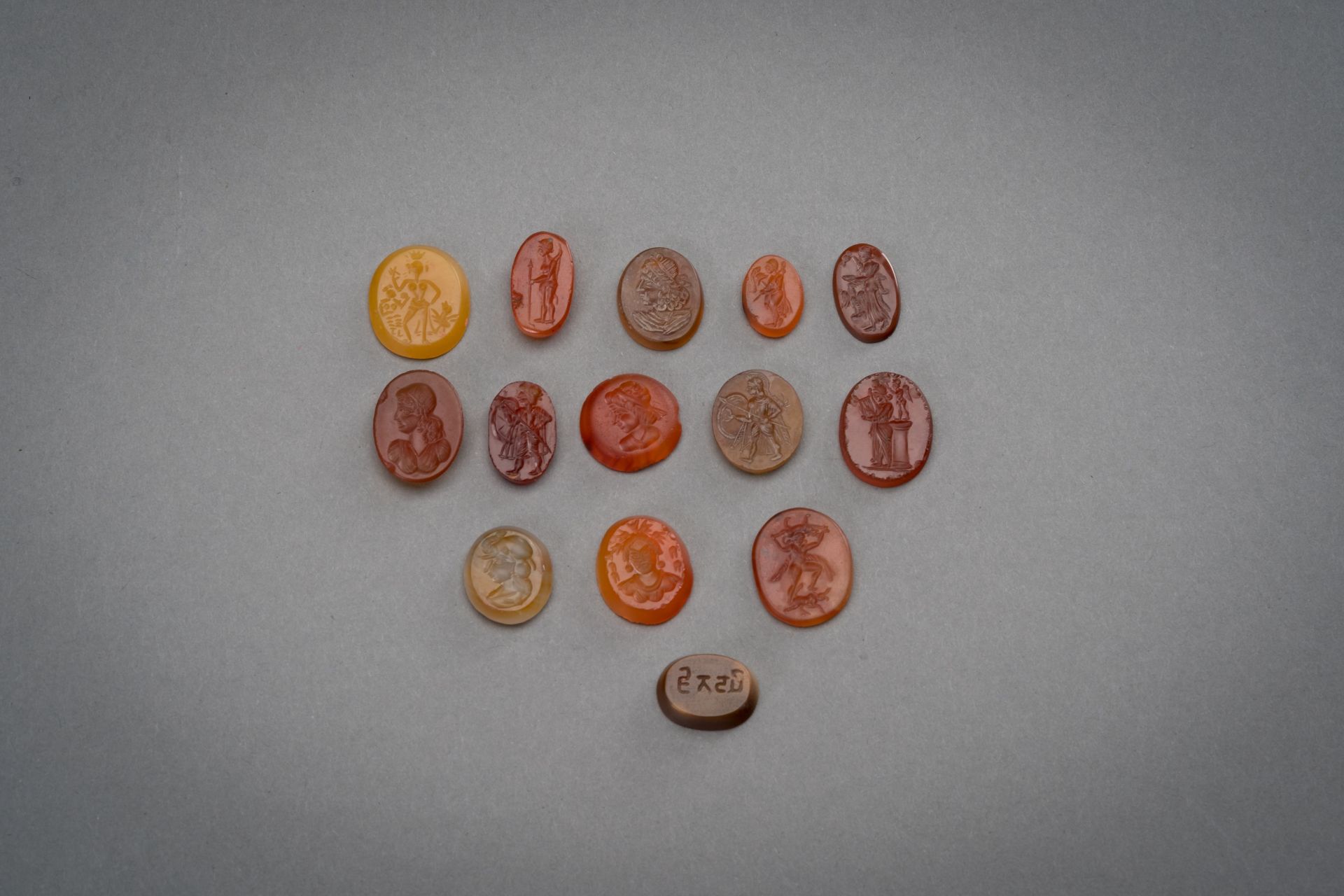 A MIXED LOT OF 14 GANDHARAN INTAGLIO SEALS - Image 2 of 7