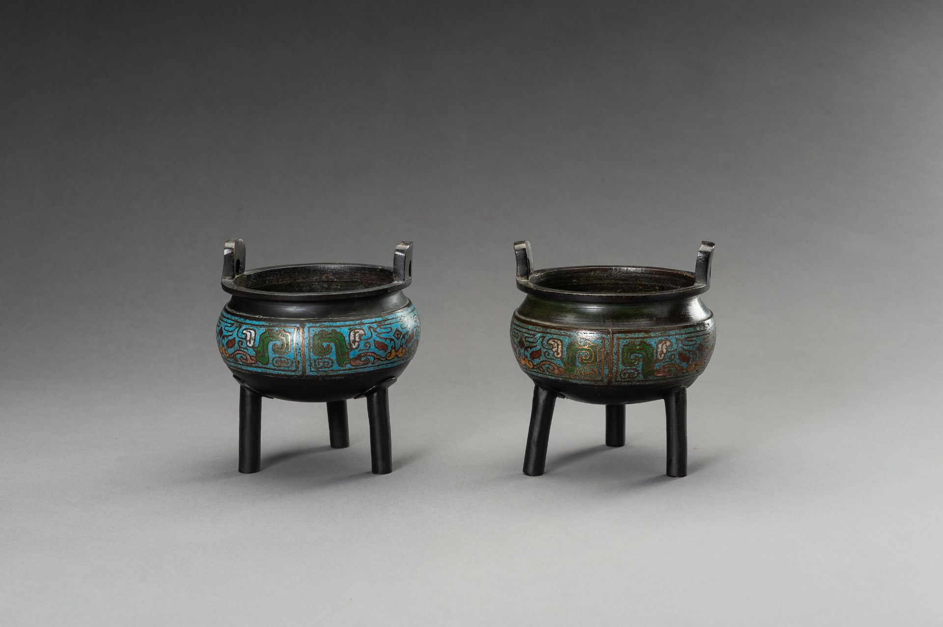 A PAIR OF CHAMPLEVE ENAMEL BRONZE TRIPOD CENSERS, QING DYNASTY - Image 4 of 9