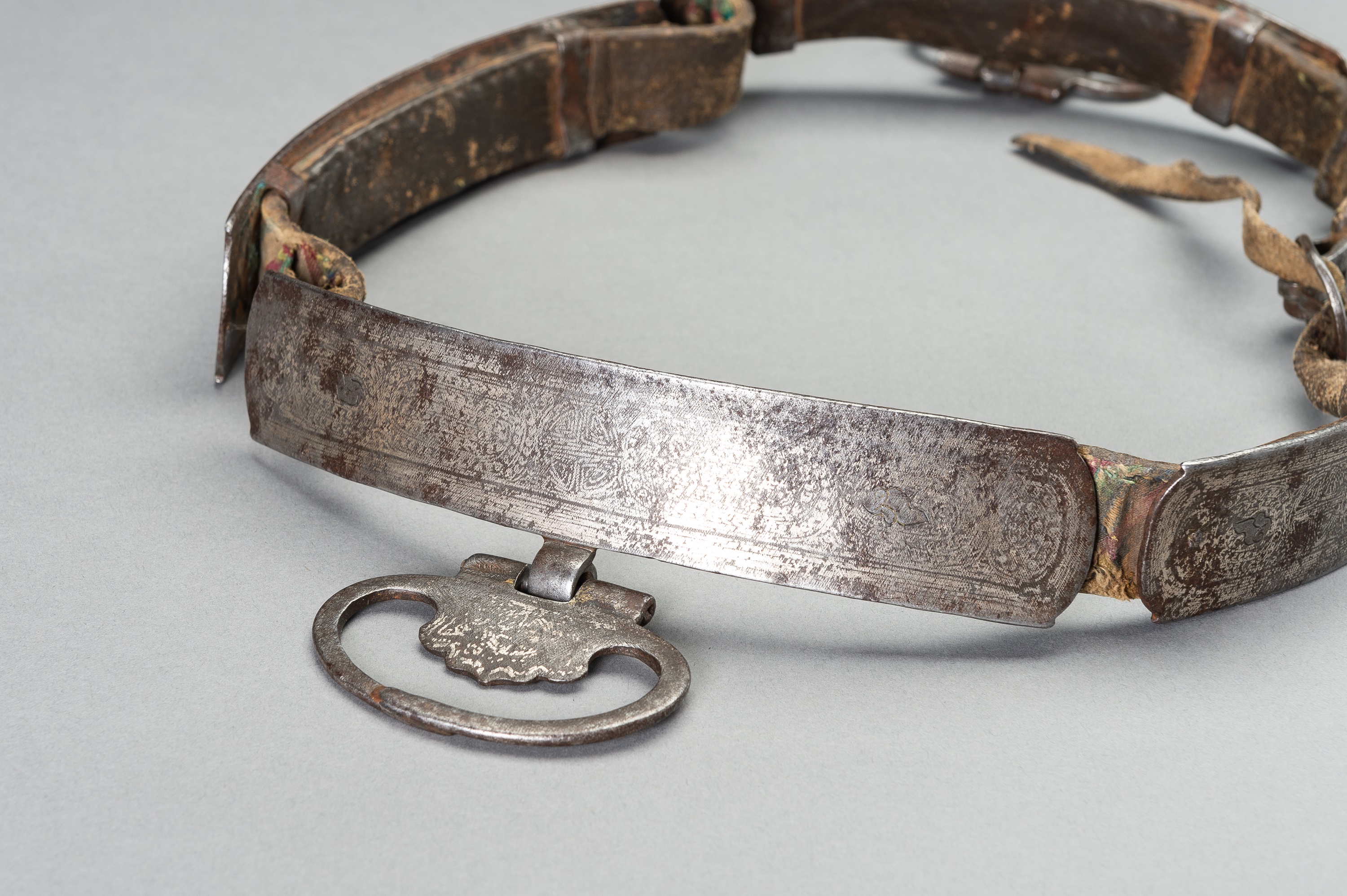 A SILVER DAMASCENED IRON BELT, QING DYNASTY - Image 2 of 11