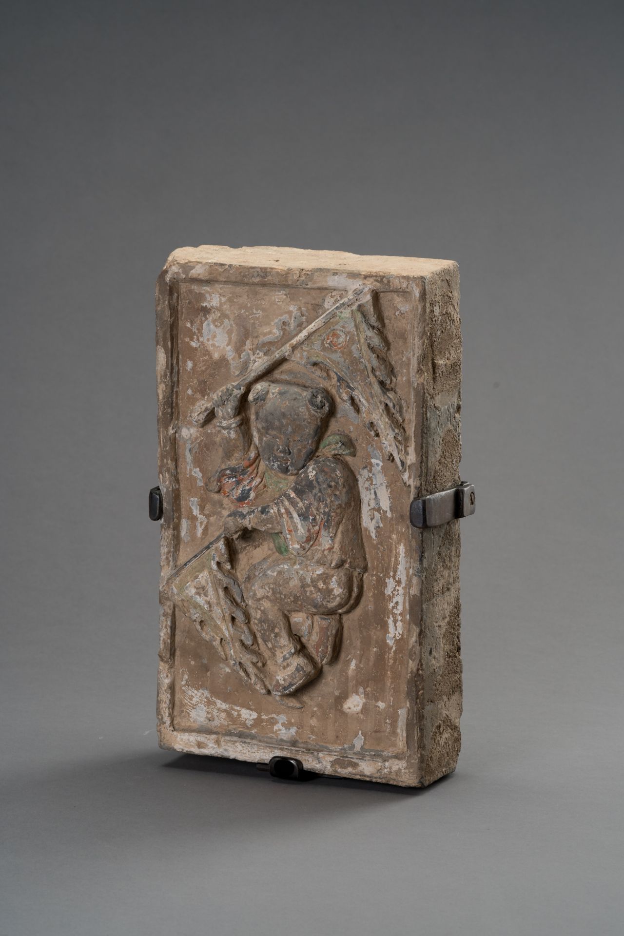 A TERRACOTTA WALL BRICK DEPICTING A CHILD WITH FLAGS, SONG DYNASTY - Bild 2 aus 5