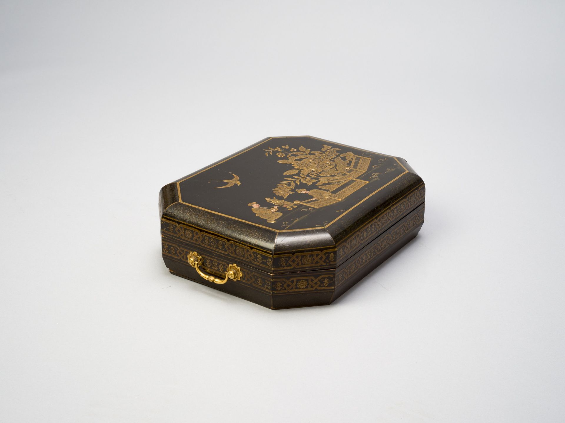 AN OCTAGONAL GILT AND BLACK LACQUER BOX, 17TH CENTURY - Bild 2 aus 5