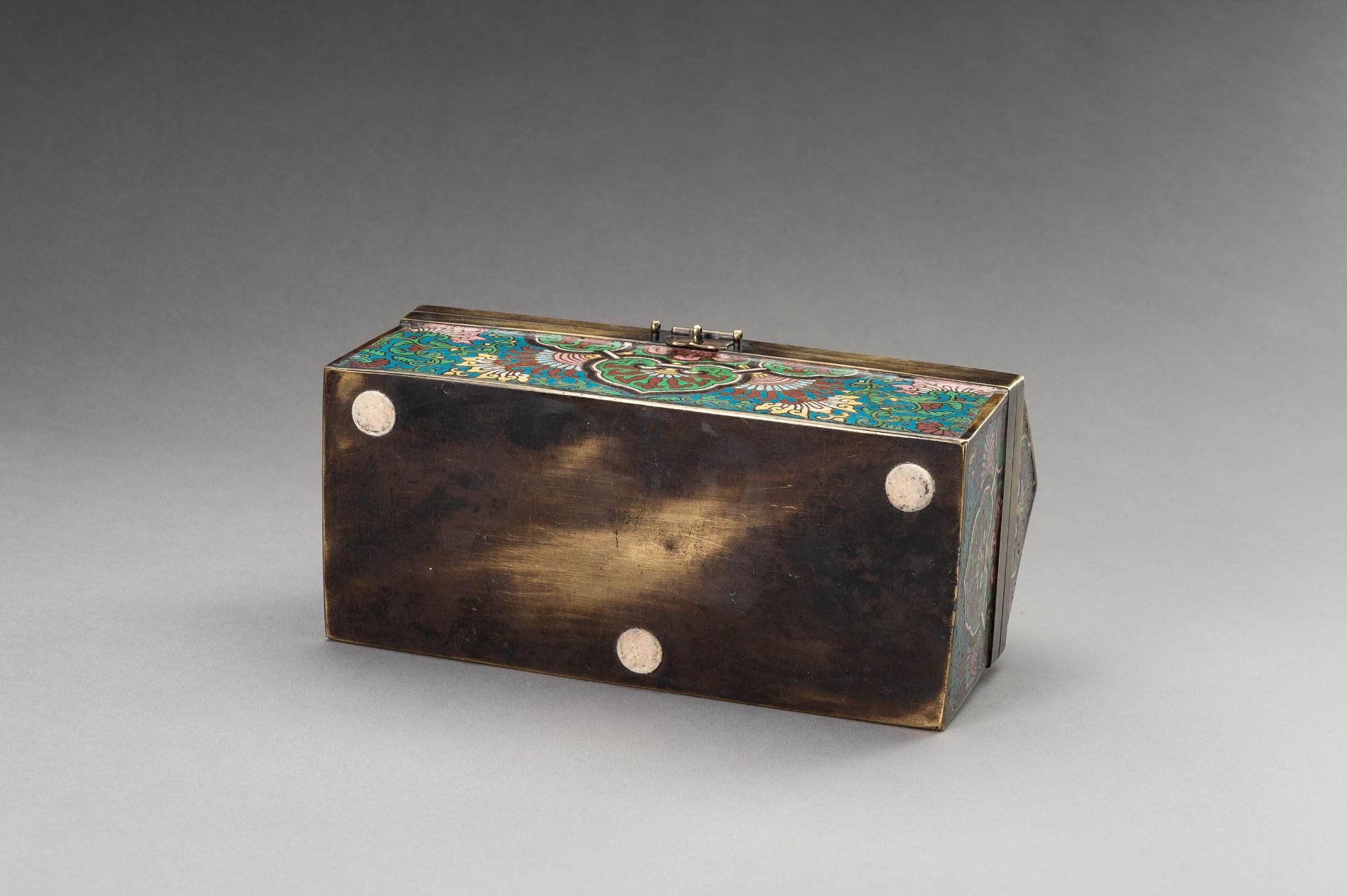 A RECTANGULAR CLOISONNE BOX, LATE QING DYNASTY - Image 17 of 17