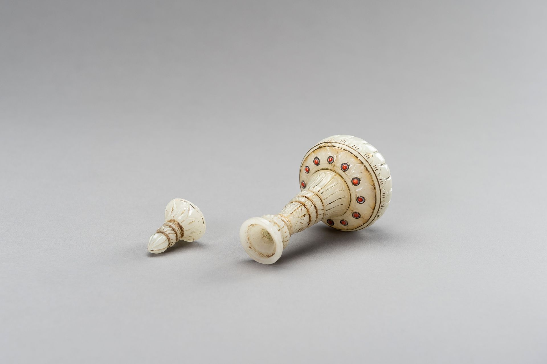 A MUGHAL-STYLE CORAL SET AGATE MINIATURE FLASK - Image 6 of 12