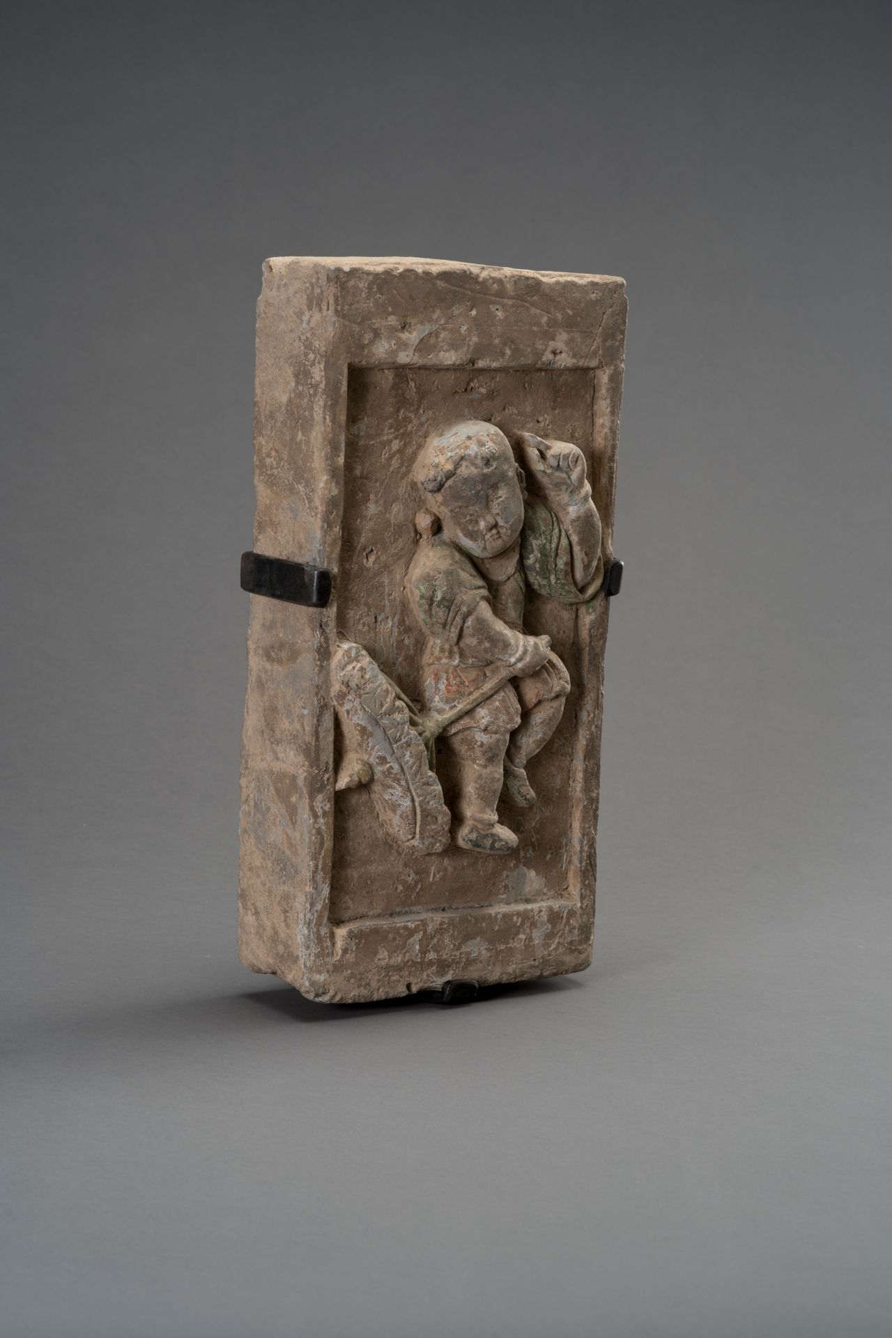 A TERRACOTTA WALL BRICK DEPICTING A CHILD WITH UMBRELLA, SONG DYNASTY - Bild 3 aus 5