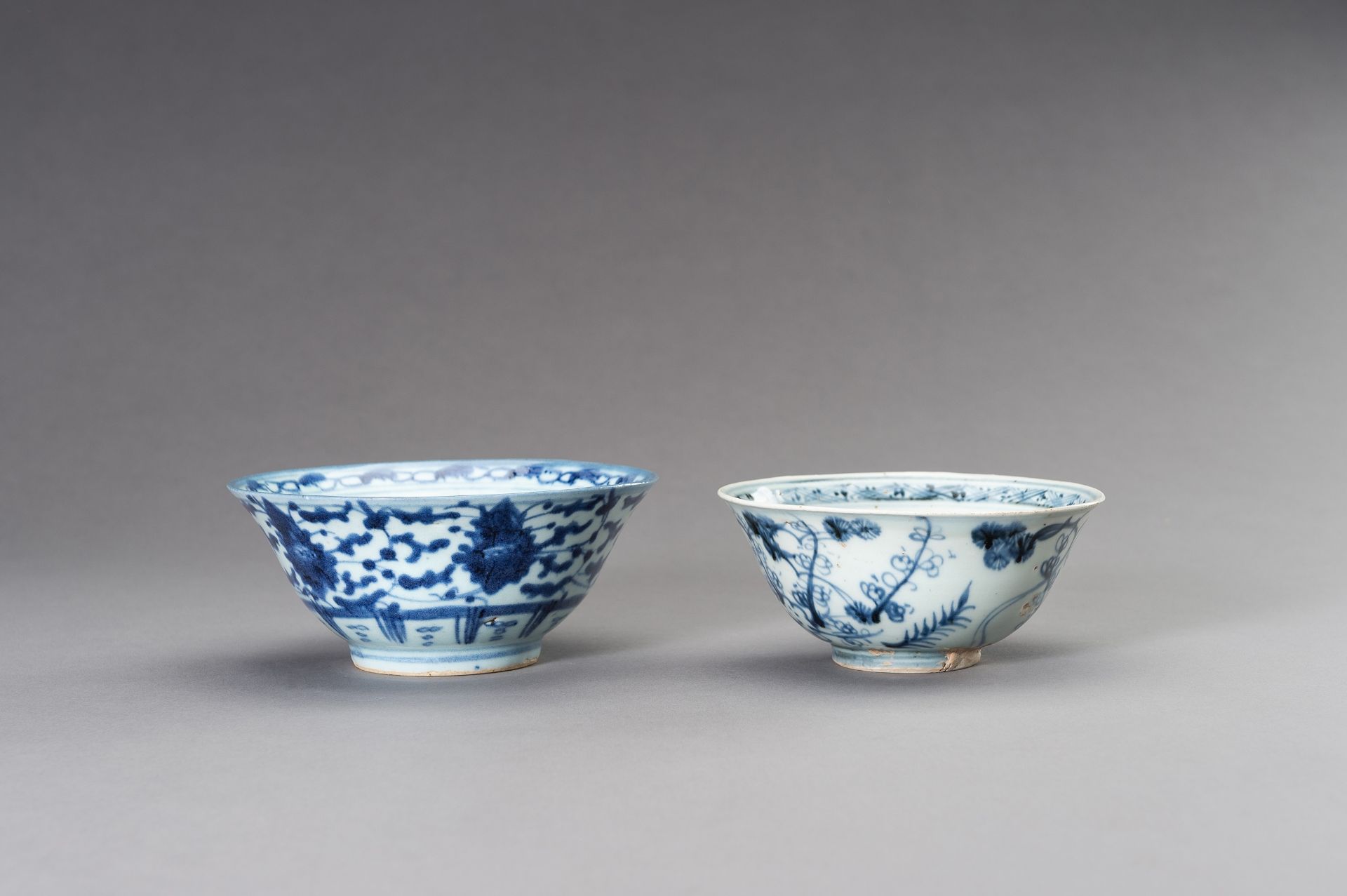 A SET OF TWO BLUE AND WHITE 'FLORAL' BOWLS, TRANSITIONAL PERIOD - Image 5 of 10