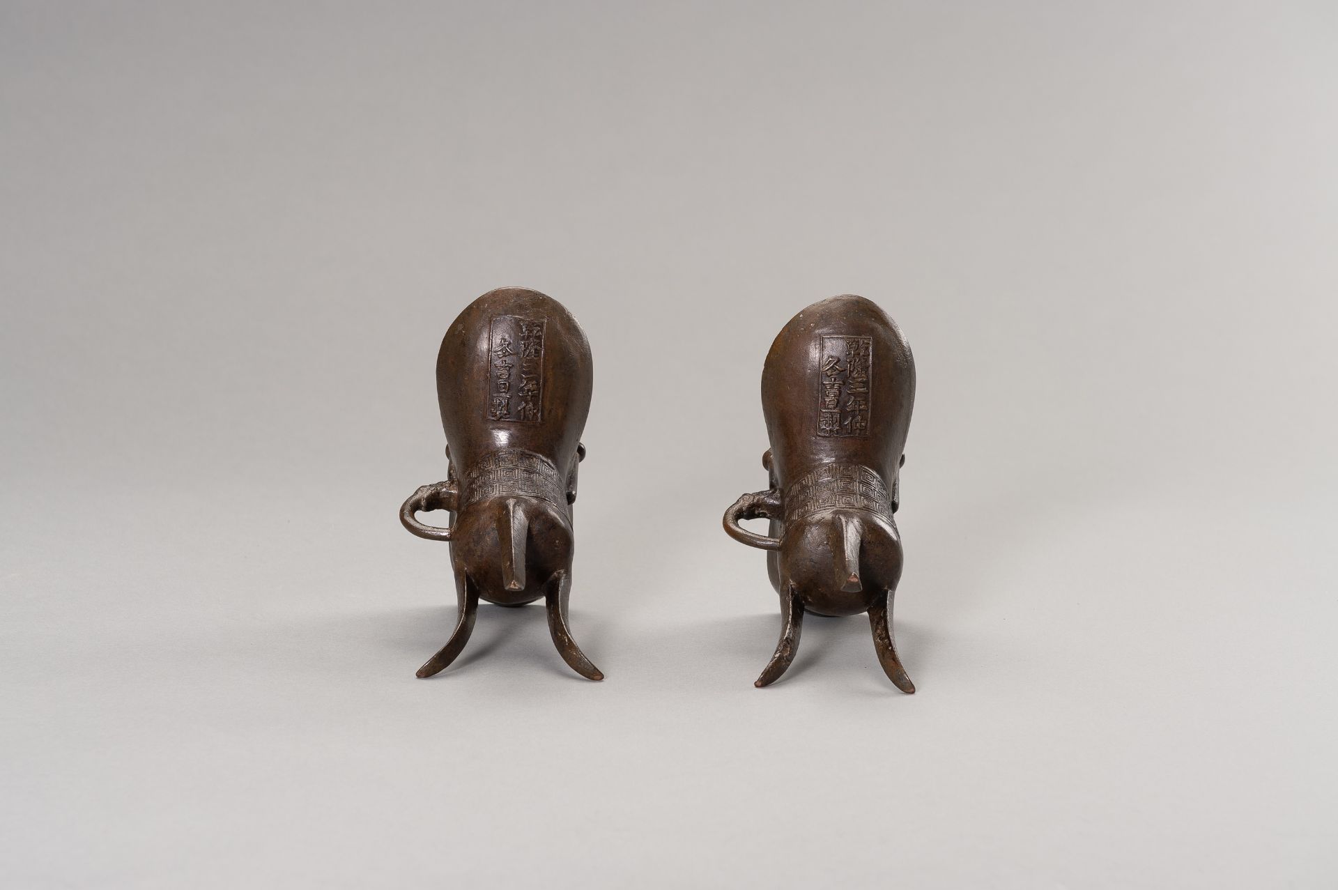A RARE PAIR OF ARCHAISTIC BRONZE JUE QIANLONG MARK AND PERIOD - Image 9 of 17