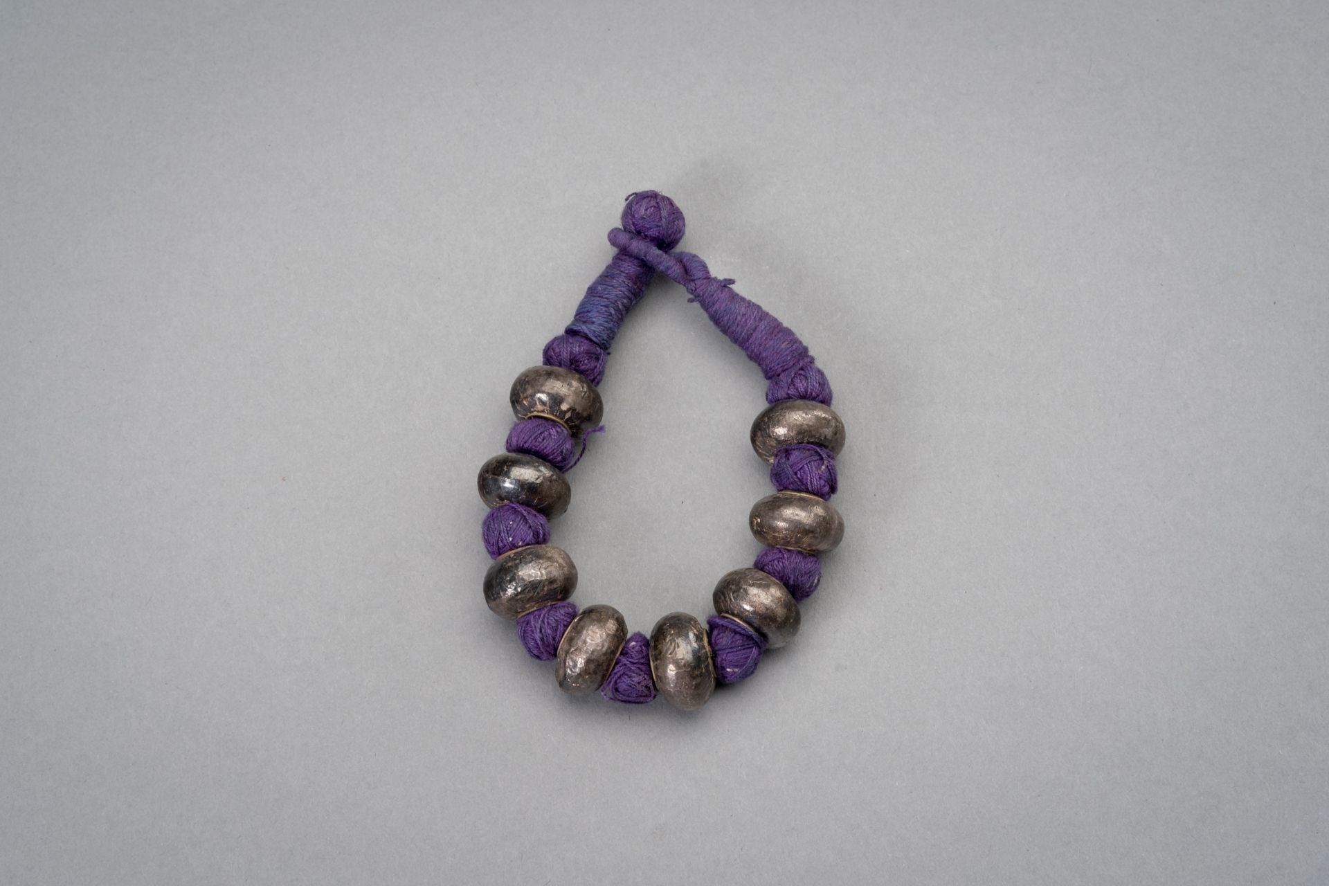 A SILVER BEADED BRACELET, 1900s - Image 2 of 7