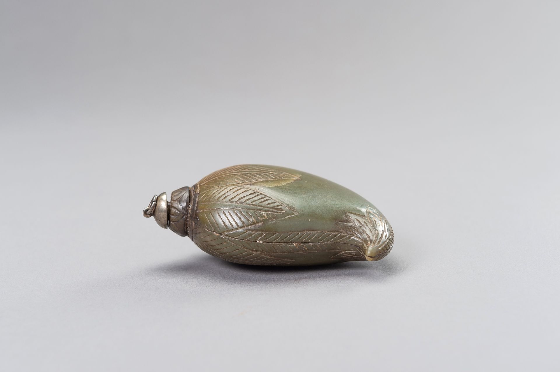 A MUGHAL-STYLE SPINACH GREEN JADE PERFUME BOTTLE - Image 7 of 14