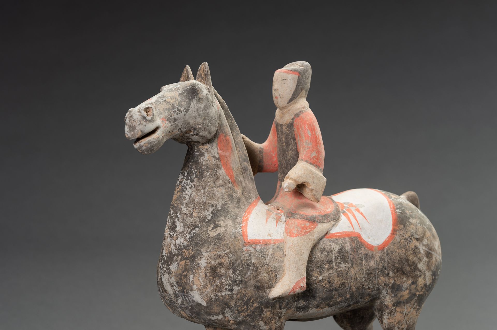A PAINTED POTTERY HORSE AND RIDER, HAN DYNASTY - Bild 4 aus 9