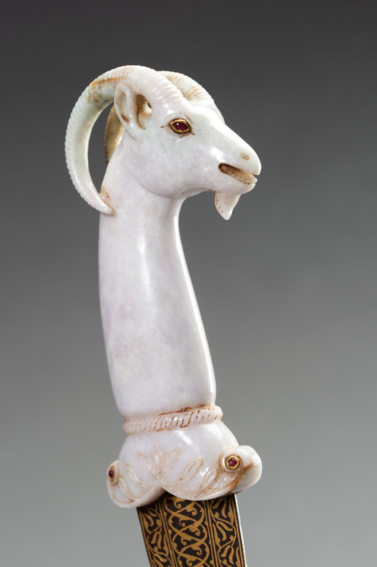 A MUGHAL KHANJAR WITH 'IBEX' JADEITE HANDLE - Bild 3 aus 7