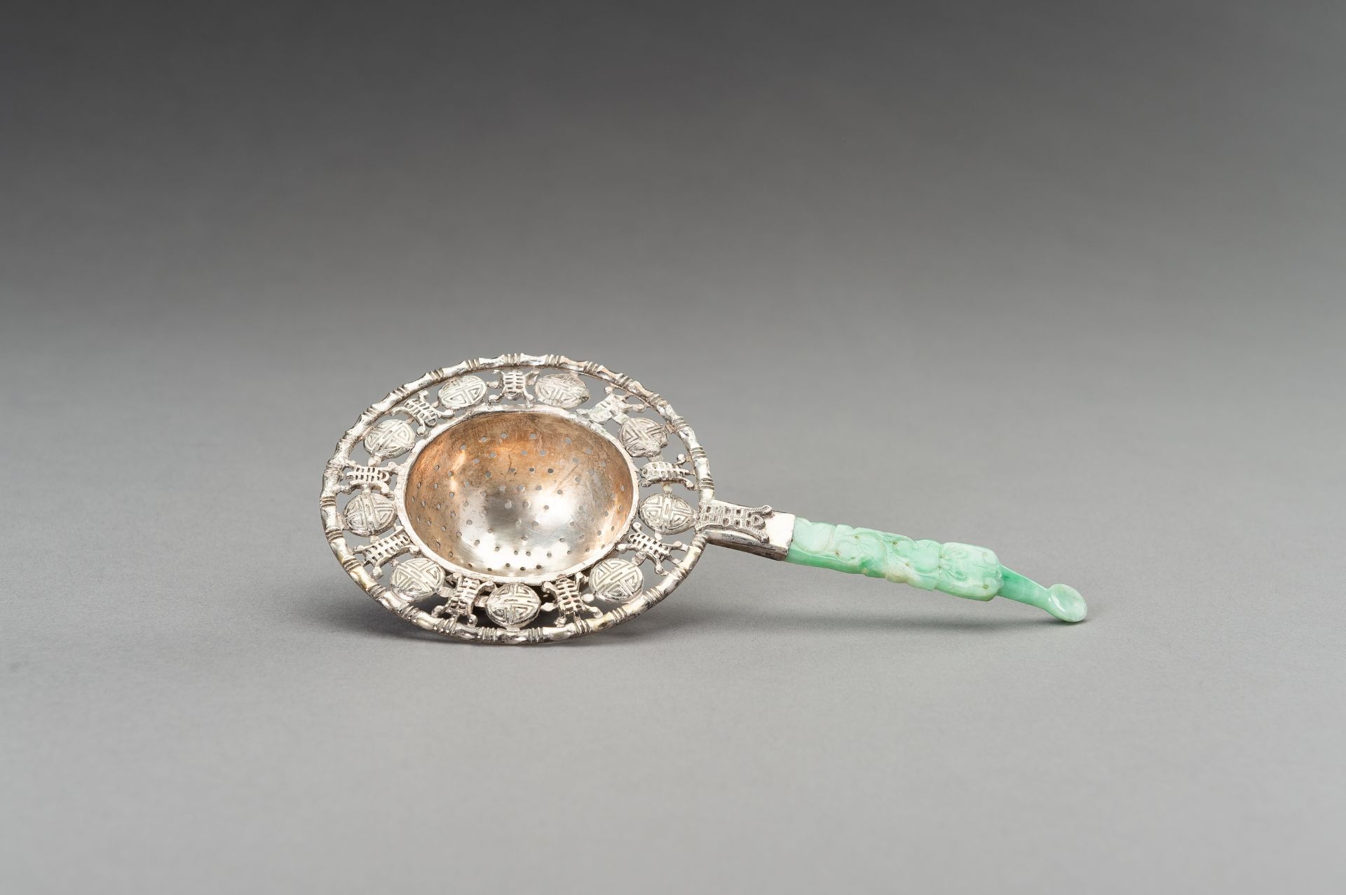 A SILVER-PLATED TEA STRAINER WITH JADEITE HANDLE - Image 7 of 10