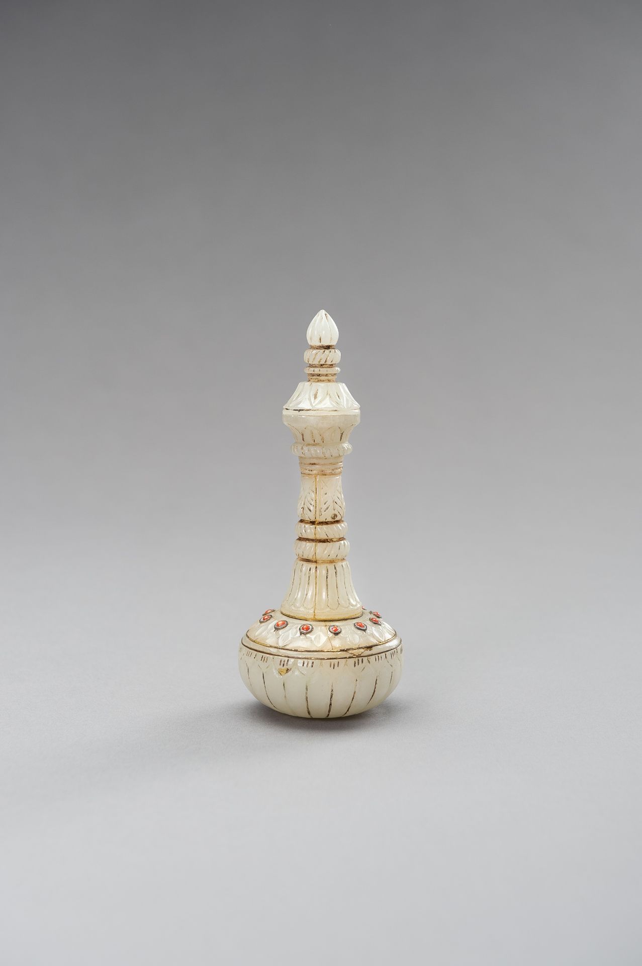 A MUGHAL-STYLE CORAL SET AGATE MINIATURE FLASK - Image 2 of 12