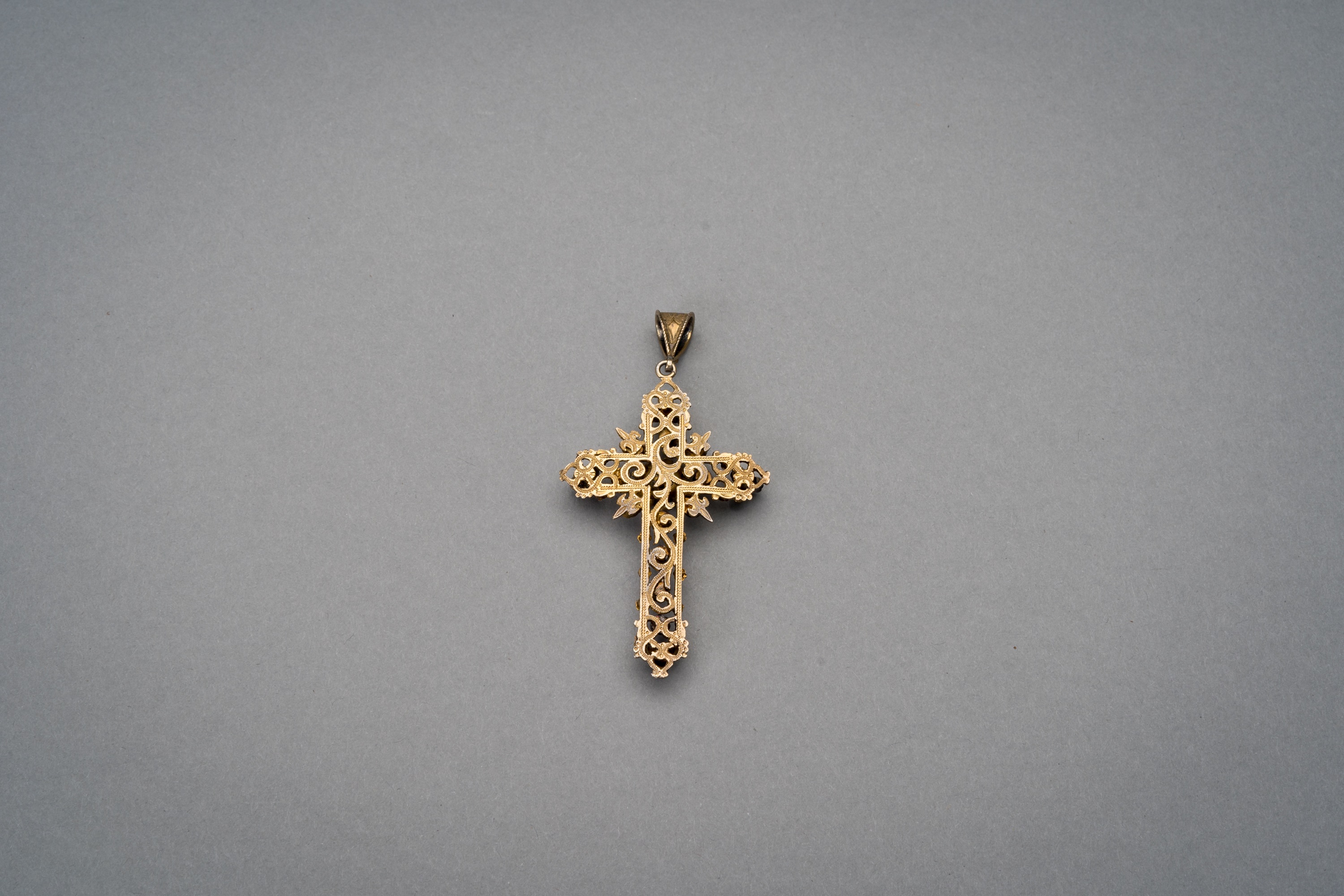 A RUBY, PEARL AND TURQUOISE INSET GILT SILVER CROSS PENDANT - Image 2 of 9
