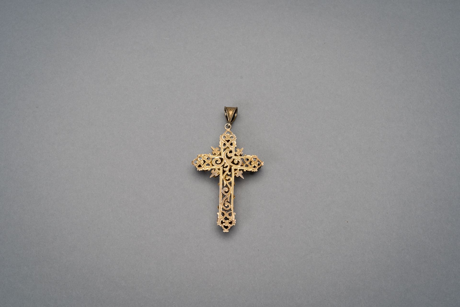 A RUBY, PEARL AND TURQUOISE INSET GILT SILVER CROSS PENDANT - Image 2 of 9