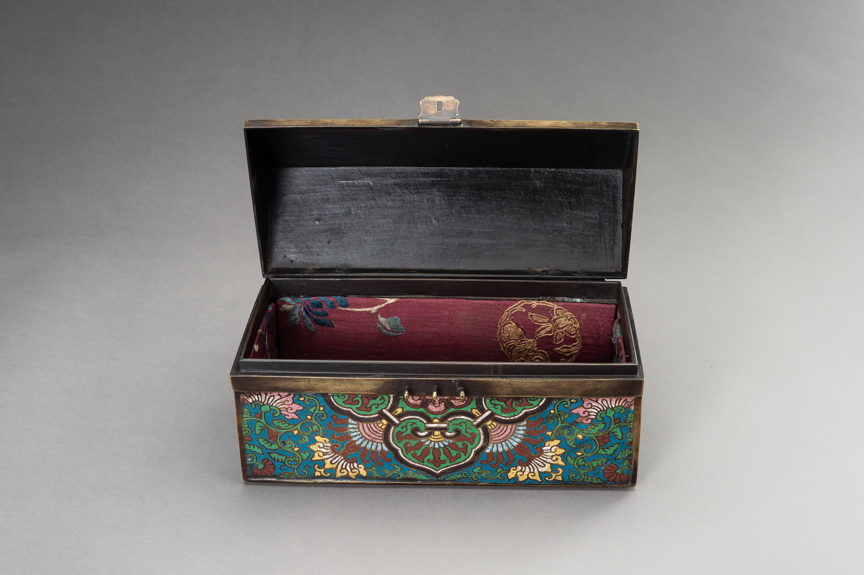 A RECTANGULAR CLOISONNE BOX, LATE QING DYNASTY - Image 15 of 17