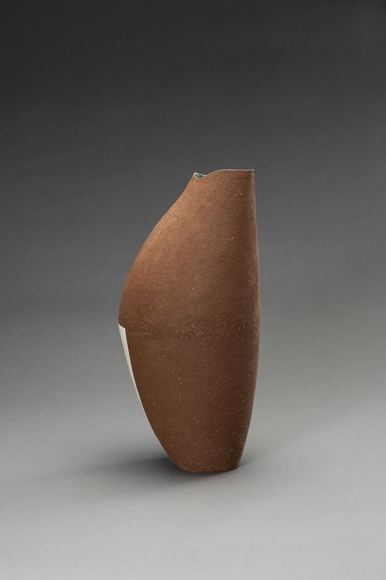 MASA TOSHI: A CONTEMPORARY LACQUERED CERAMIC VASE - Image 6 of 11