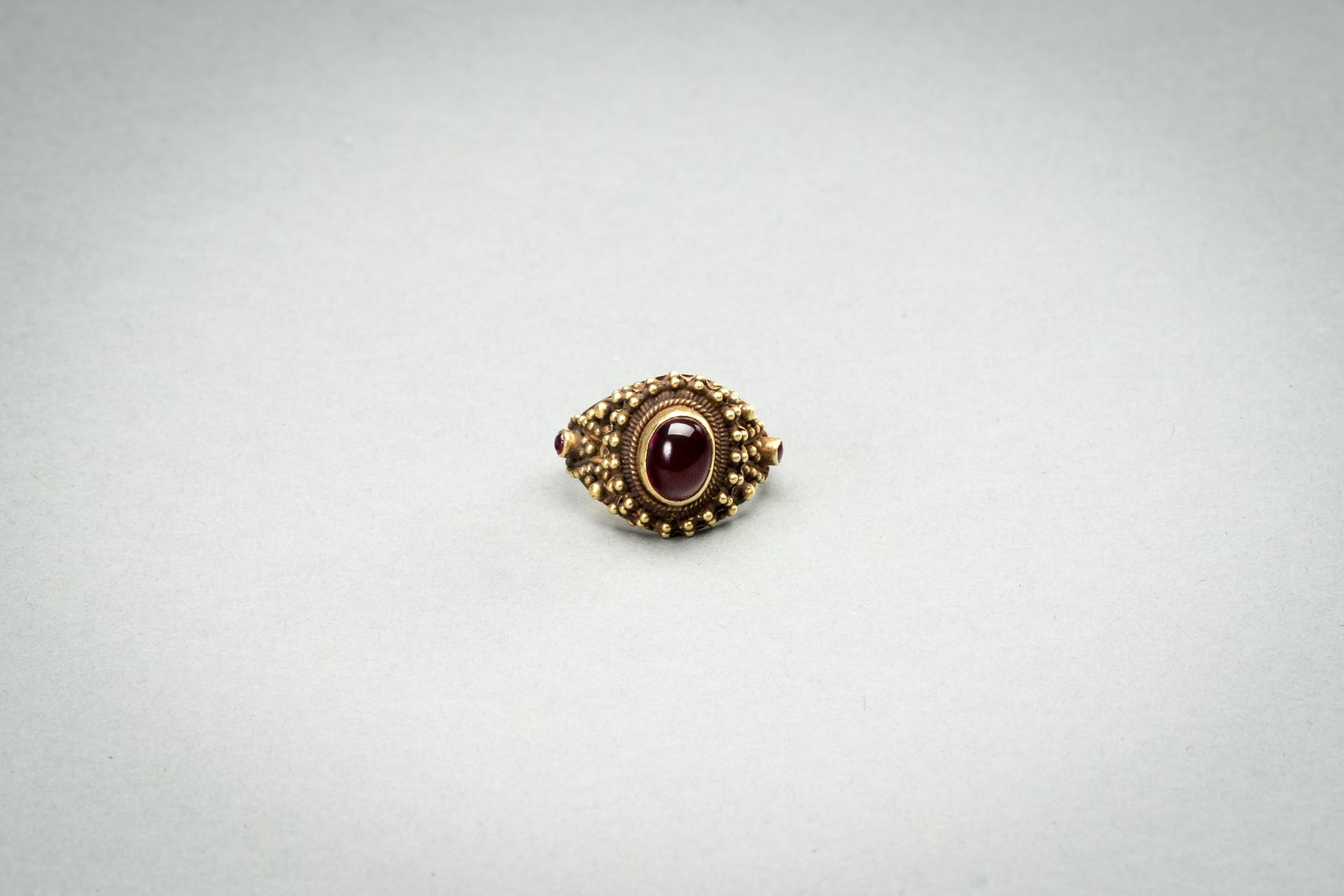 A RUBY-SET GOLD RING - Image 2 of 8