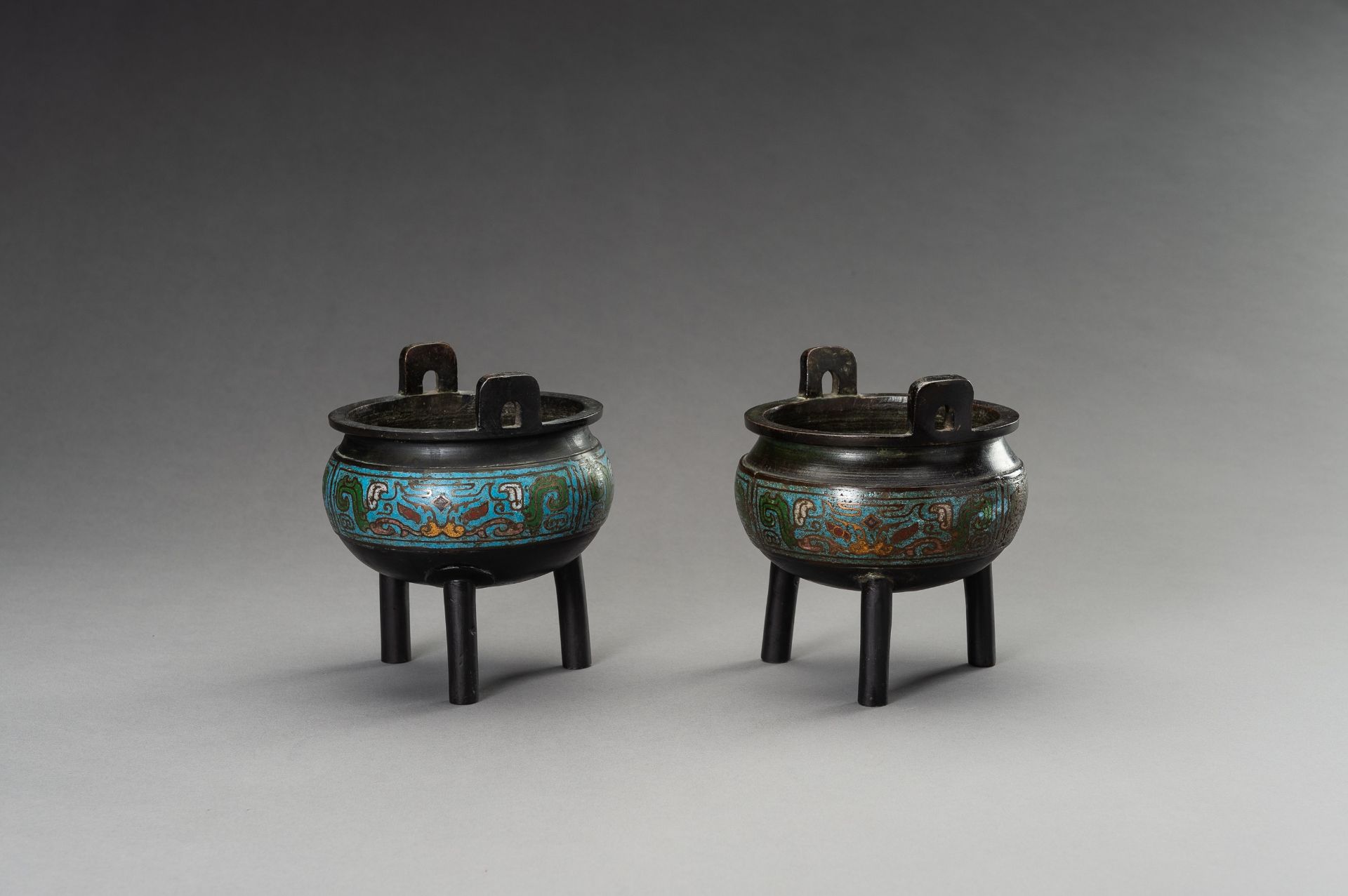 A PAIR OF CHAMPLEVE ENAMEL BRONZE TRIPOD CENSERS, QING DYNASTY - Image 5 of 9