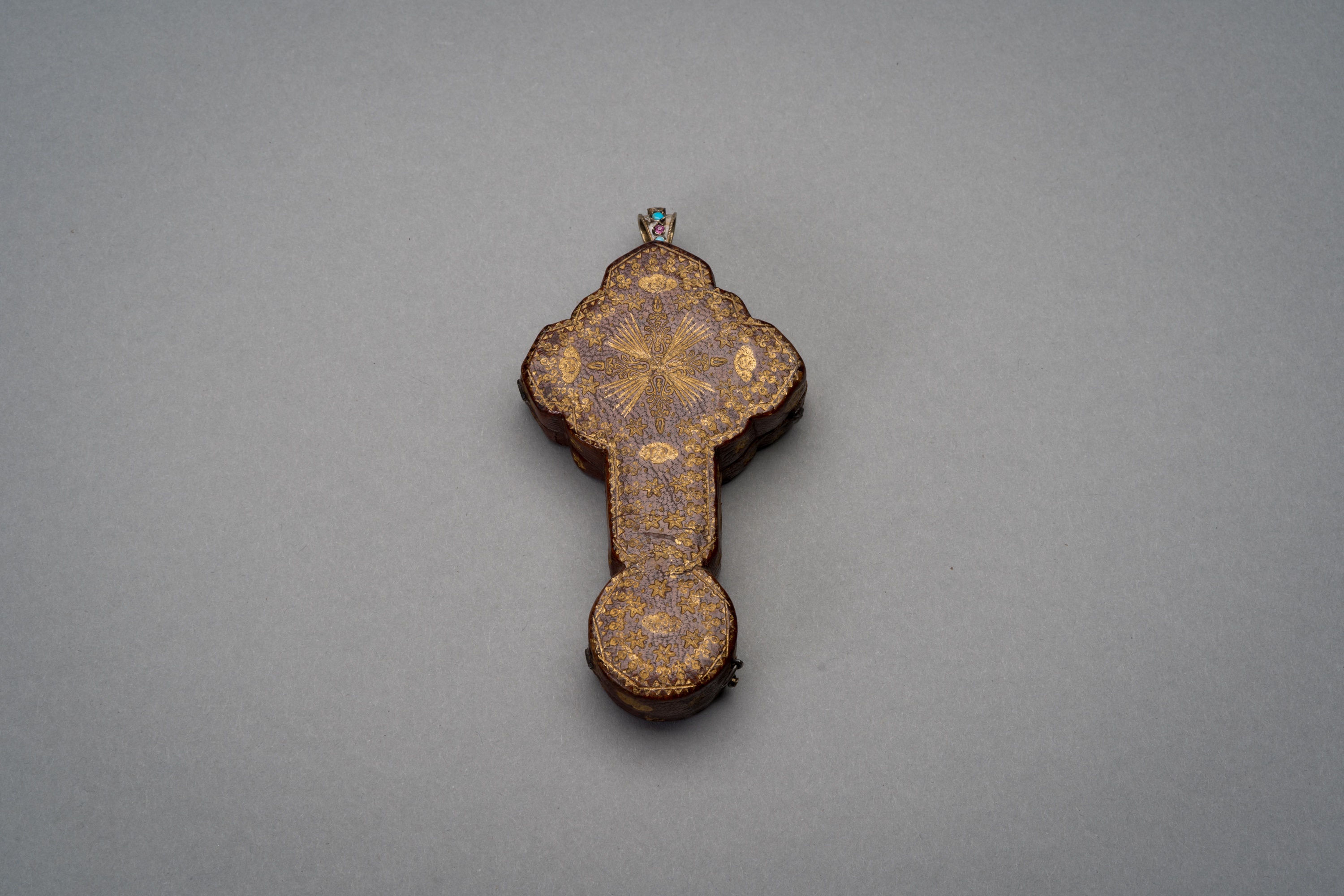 A RUBY, PEARL AND TURQUOISE INSET GILT SILVER CROSS PENDANT - Image 7 of 9