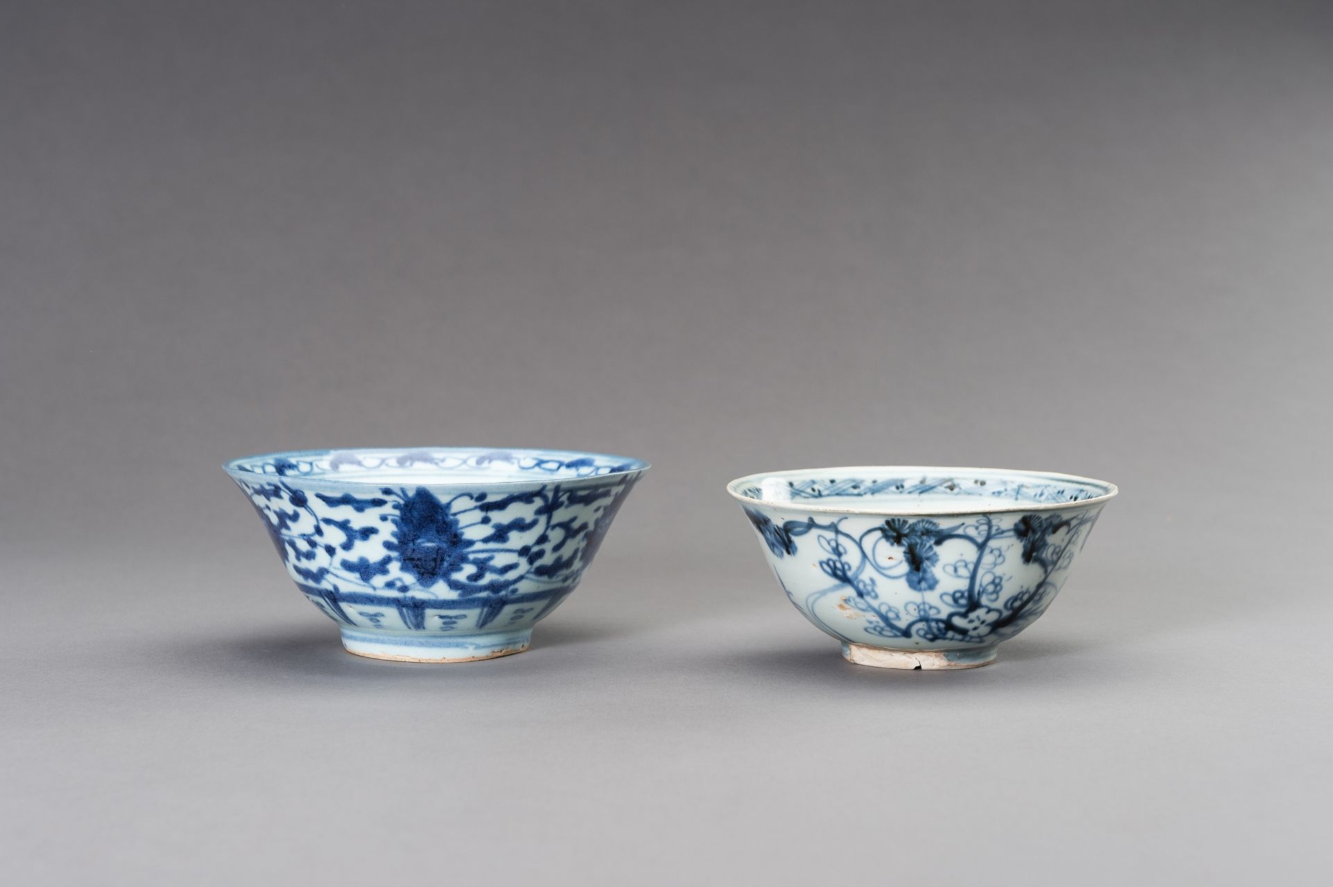 A SET OF TWO BLUE AND WHITE 'FLORAL' BOWLS, TRANSITIONAL PERIOD - Image 6 of 10
