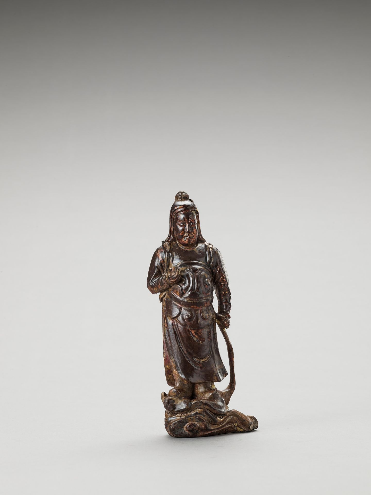 A GILT AND LACQUERED WOOD FIGURE OF A HEAVENLY KING, MING - Image 5 of 5
