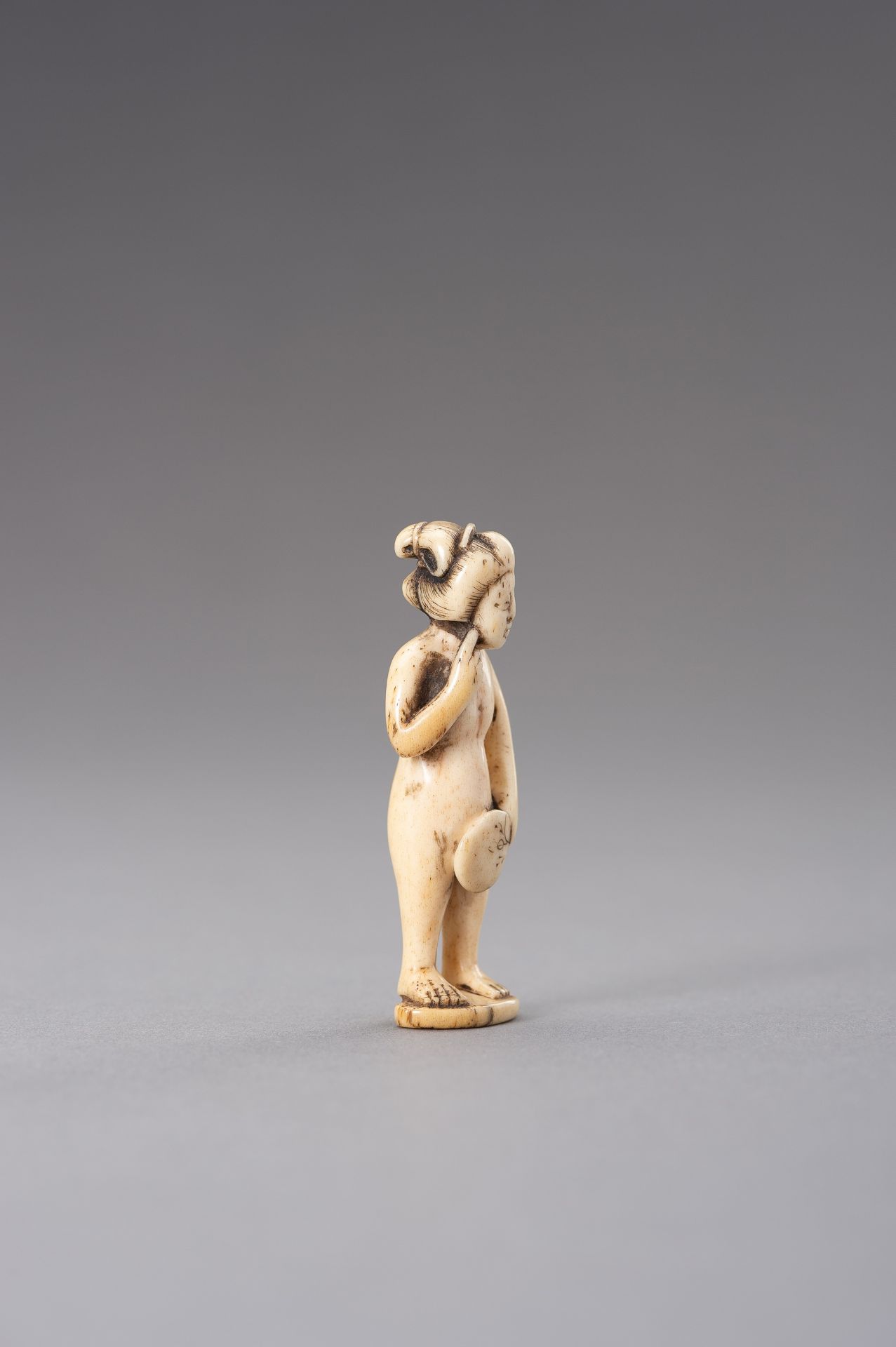 GYOKUZAN: AN IVORY NETSUKE OF A NUDE WOMAN WITH FAN - Image 6 of 9