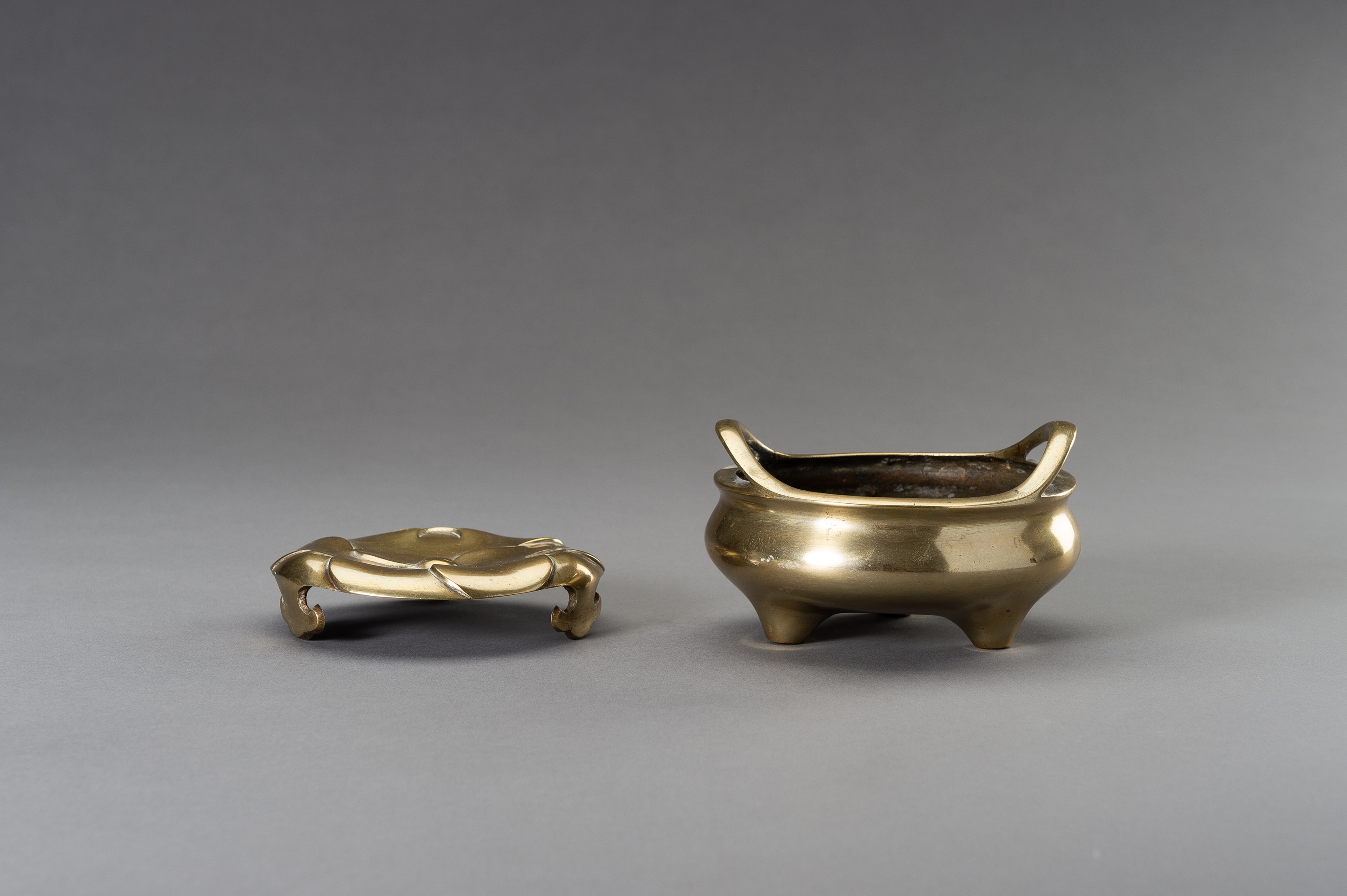 A GILT-BRONZE TRIPOD CENSER WITH MATCHING STAND - Image 7 of 10