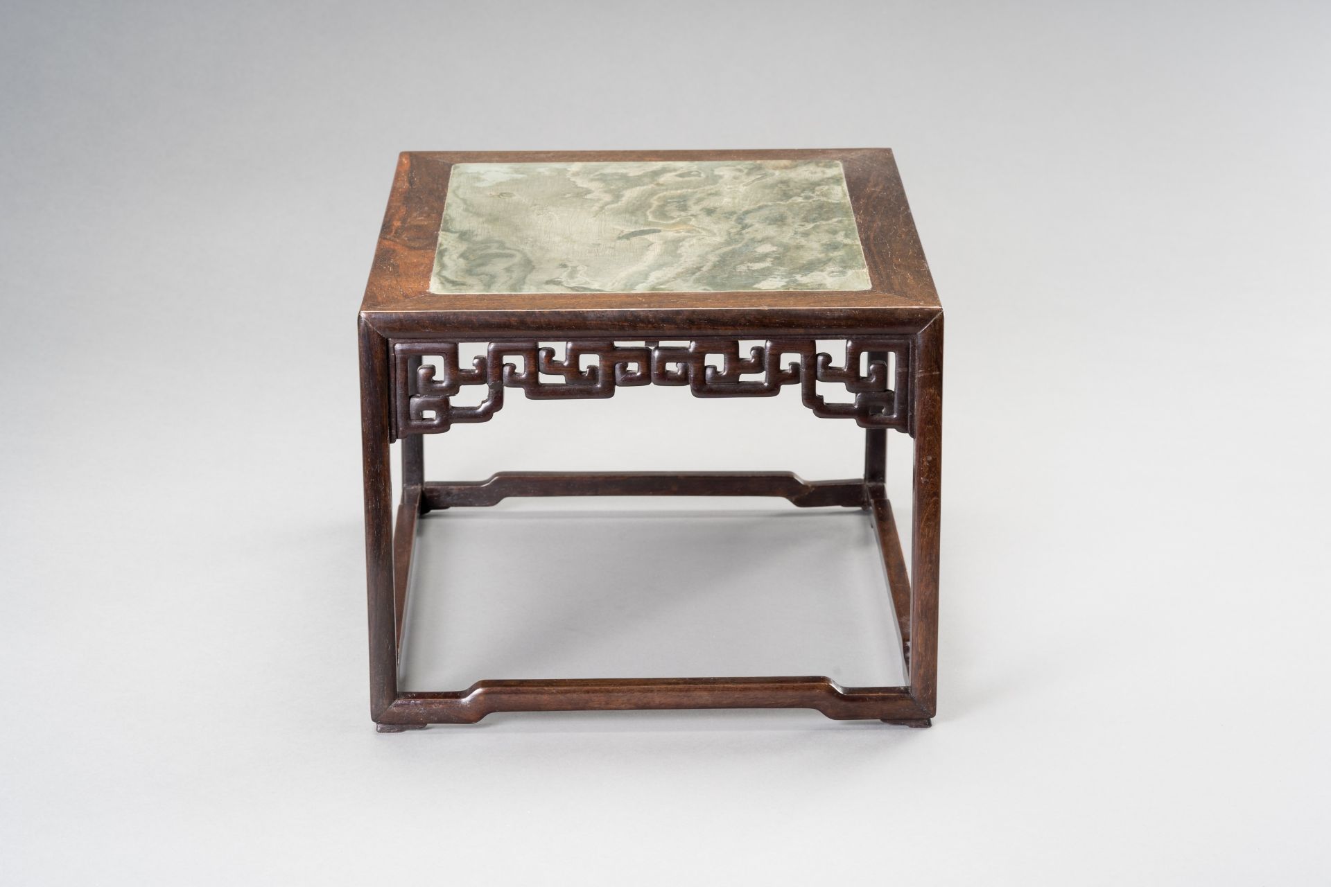 A WOOD AND MARBLE DISPLAY STAND, QING - Bild 4 aus 10