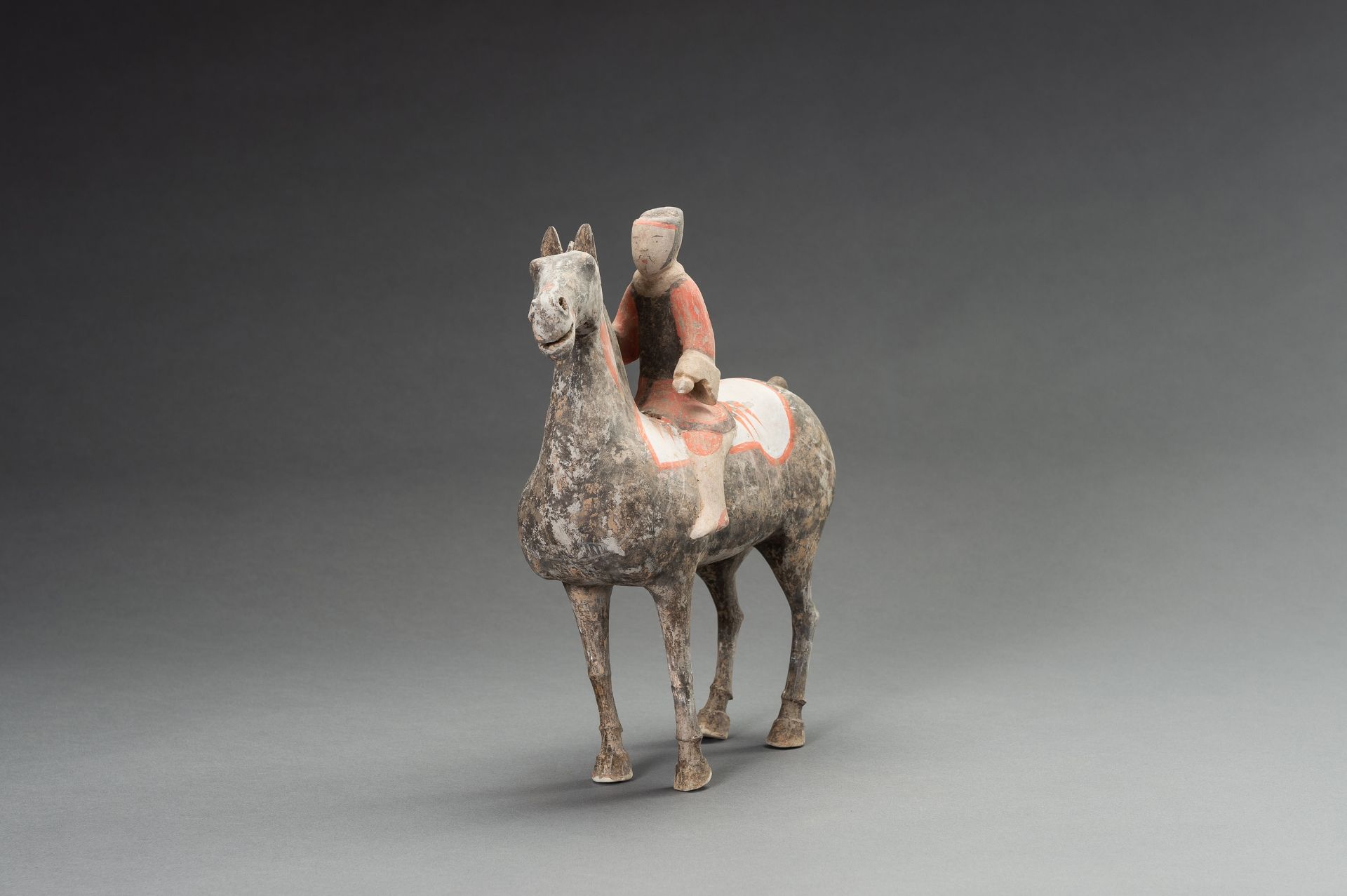 A PAINTED POTTERY HORSE AND RIDER, HAN DYNASTY - Bild 6 aus 9