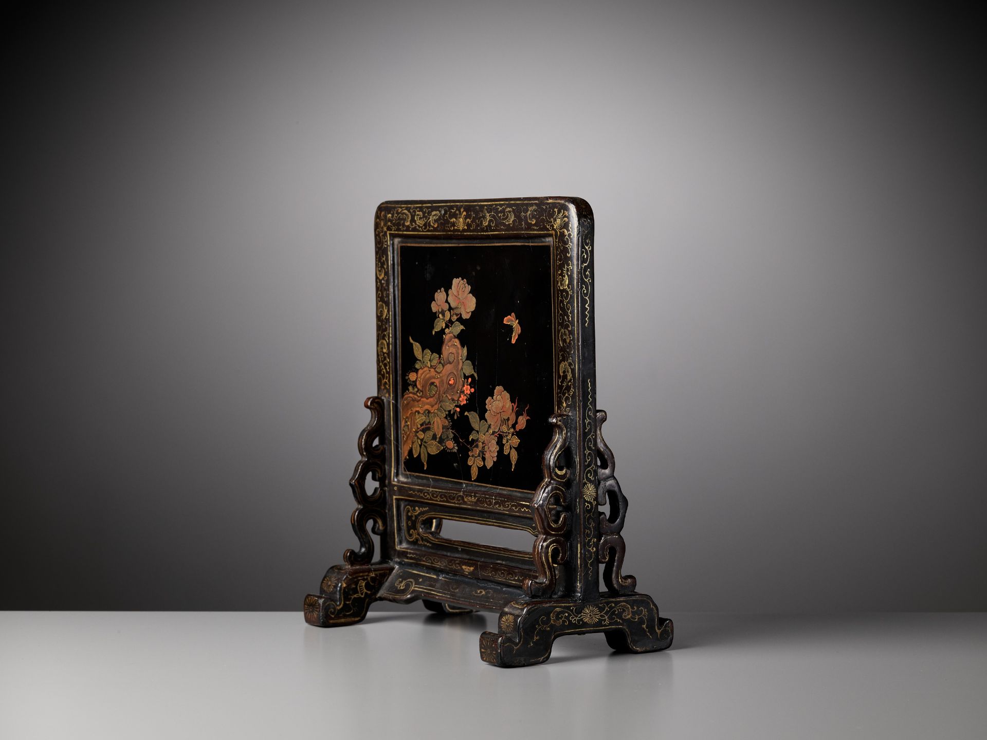 A POLYCHROME AND GILT-LACQUERED 'FOREIGNER' TABLE SCREEN, KANGXI PERIOD - Bild 2 aus 14