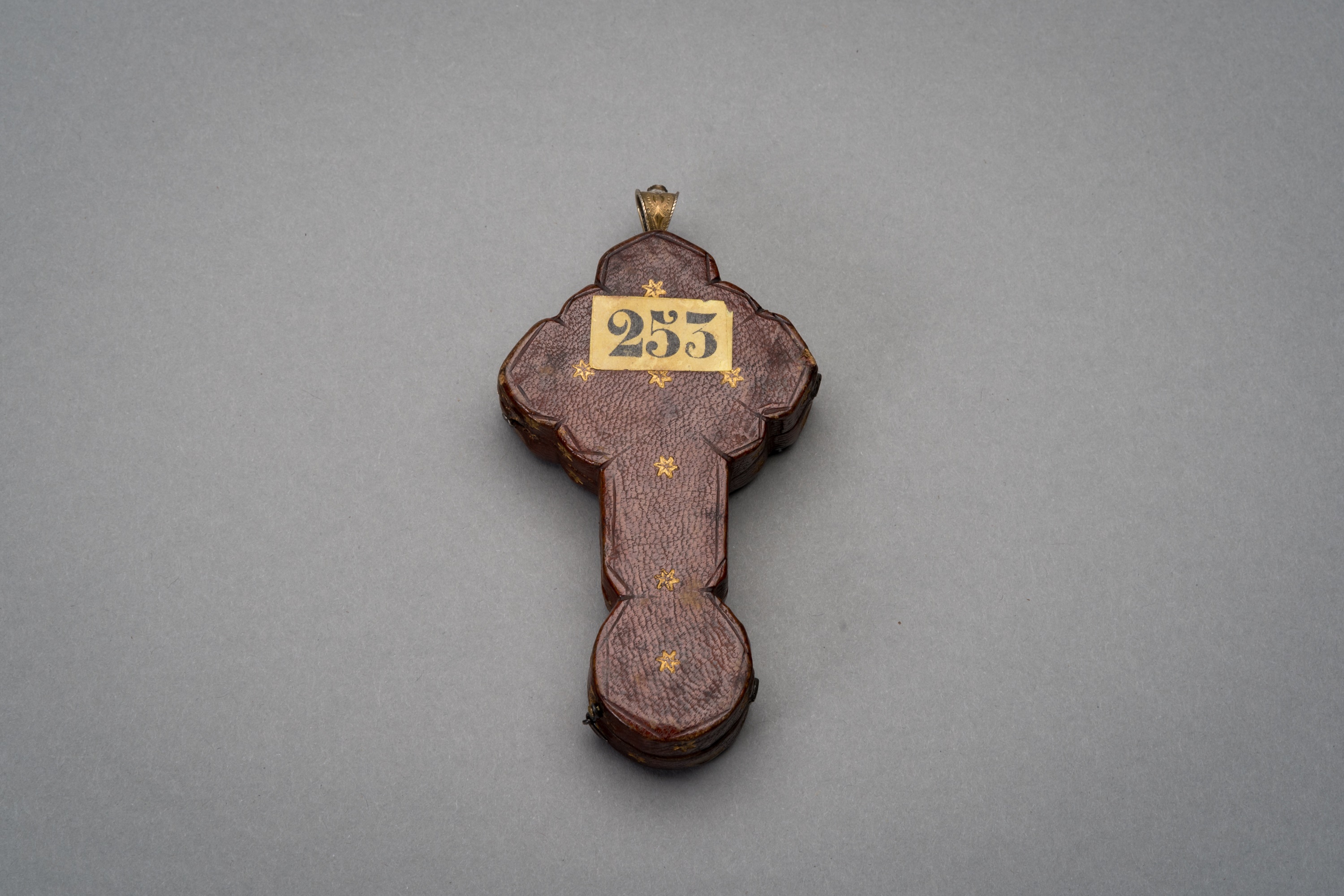 A RUBY, PEARL AND TURQUOISE INSET GILT SILVER CROSS PENDANT - Image 8 of 9