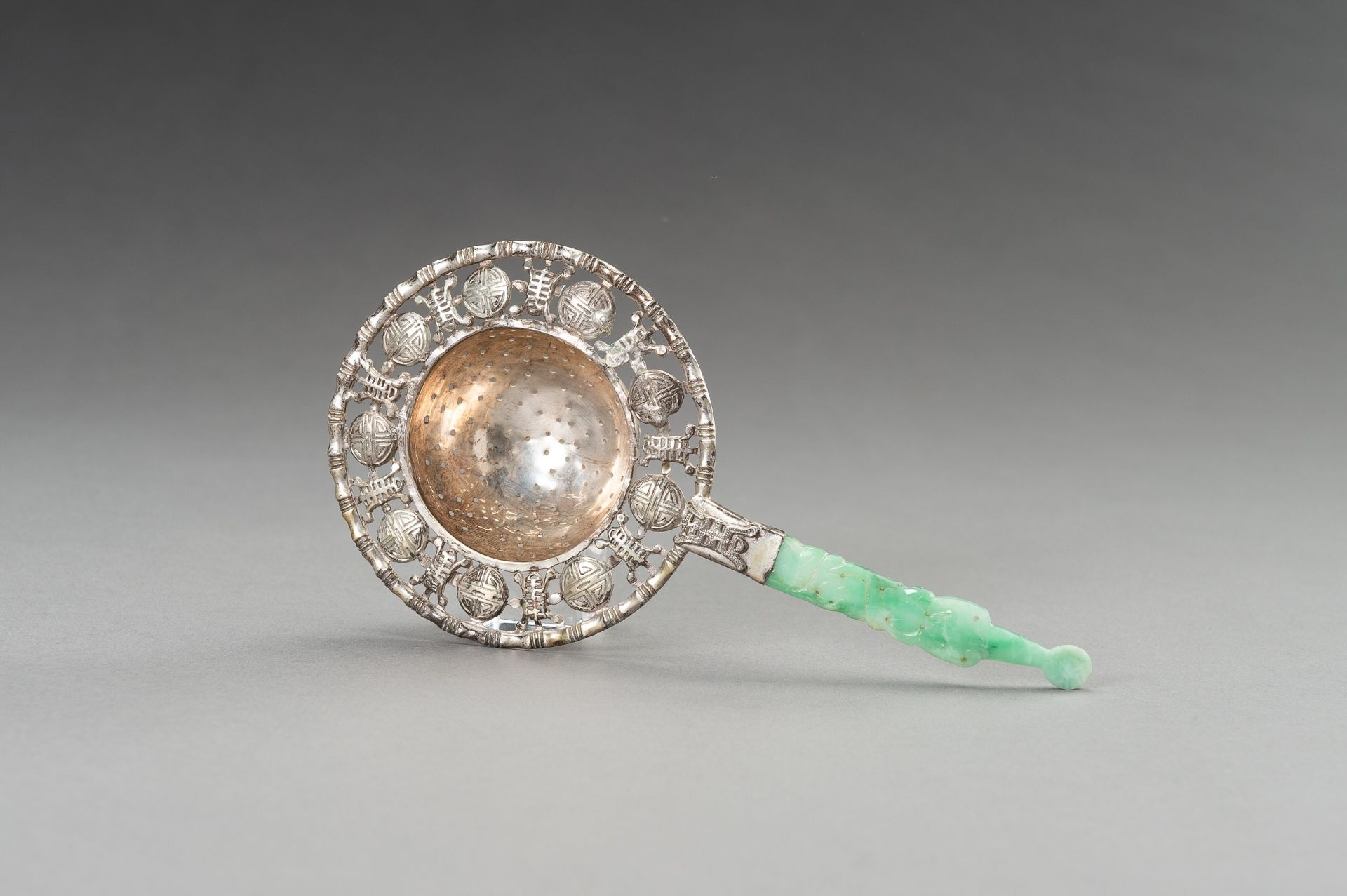 A SILVER-PLATED TEA STRAINER WITH JADEITE HANDLE - Image 6 of 10