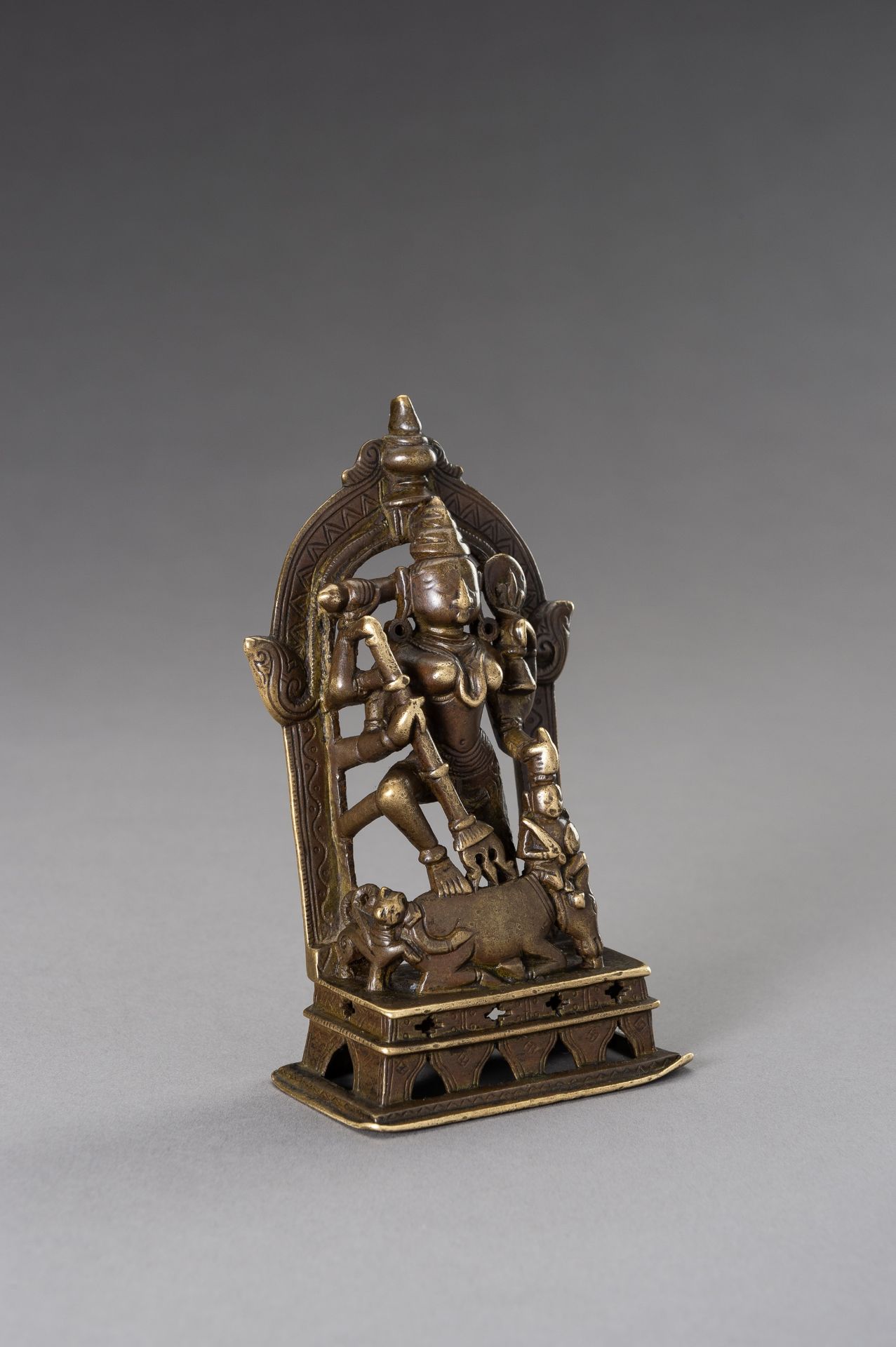 A FINE BRONZE FIGURE OF DURGA - Image 5 of 8