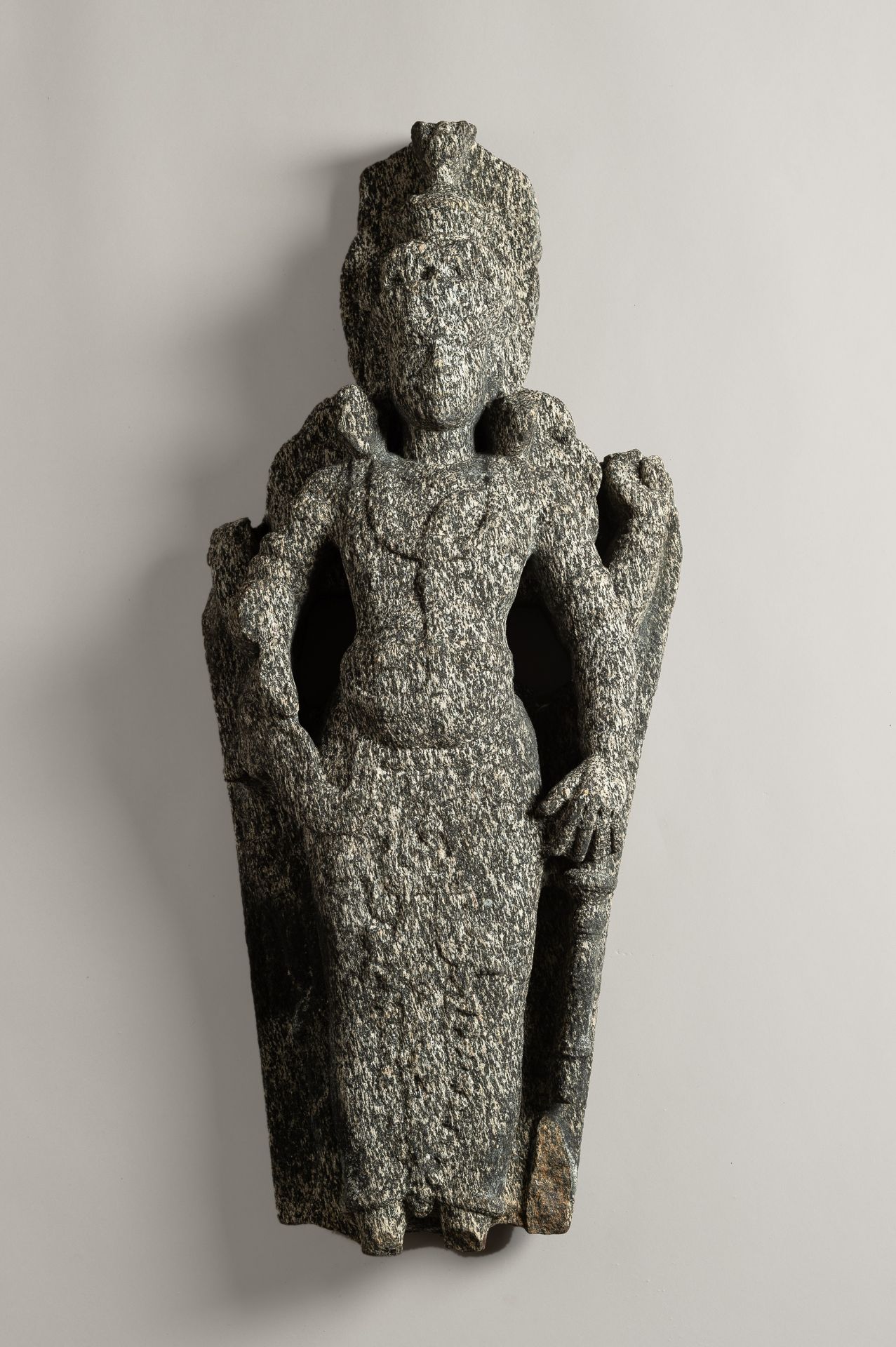 AN INDIAN GRANITE STONE STATUE OF A DEITY - Image 10 of 14