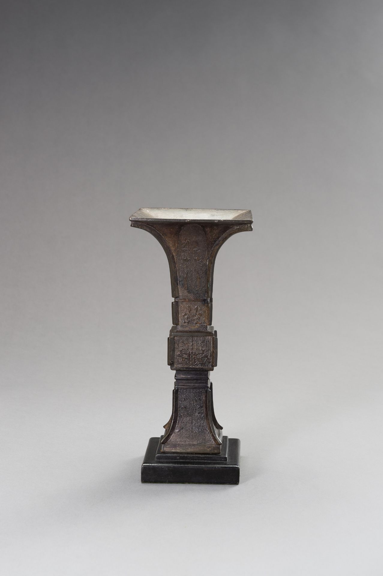 AN ARCHAISTIC BRONZE BEAKER VASE, GU - Image 2 of 11