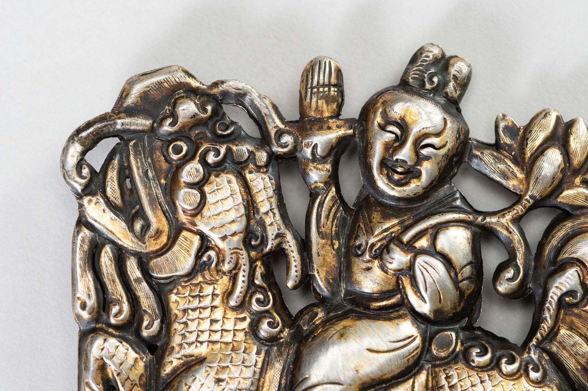 A PARCEL GILT SILVER REPOUSSE ORNAMENT OF GUANYIN ON A BUDDHIST LION - Image 2 of 7