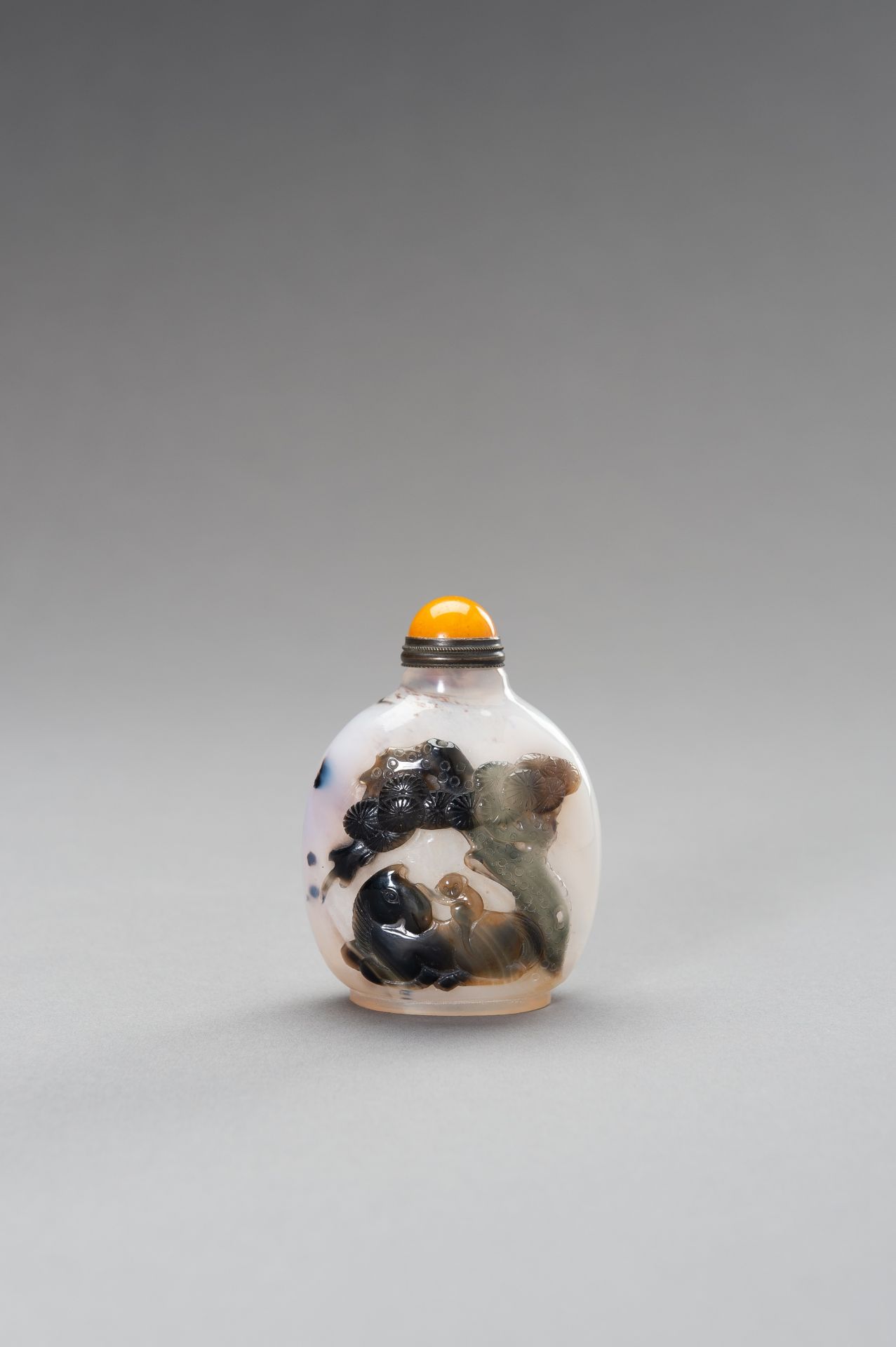A CHALCEDONY 'HORSE AND MONKEY' SNUFF BOTTLE, 1900s