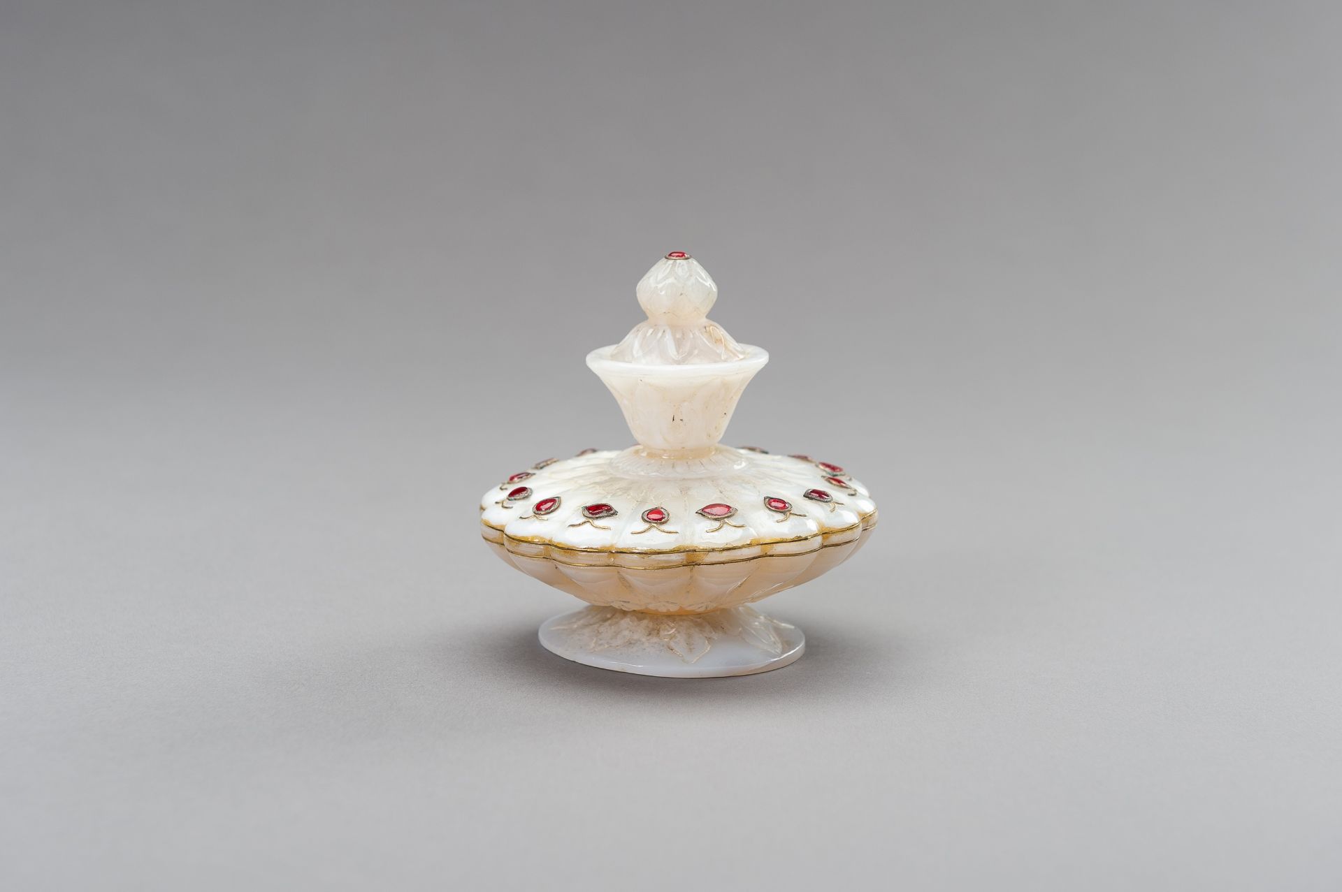 A MUGHAL-STYLE INLAID AGATE VESSEL - Image 11 of 12
