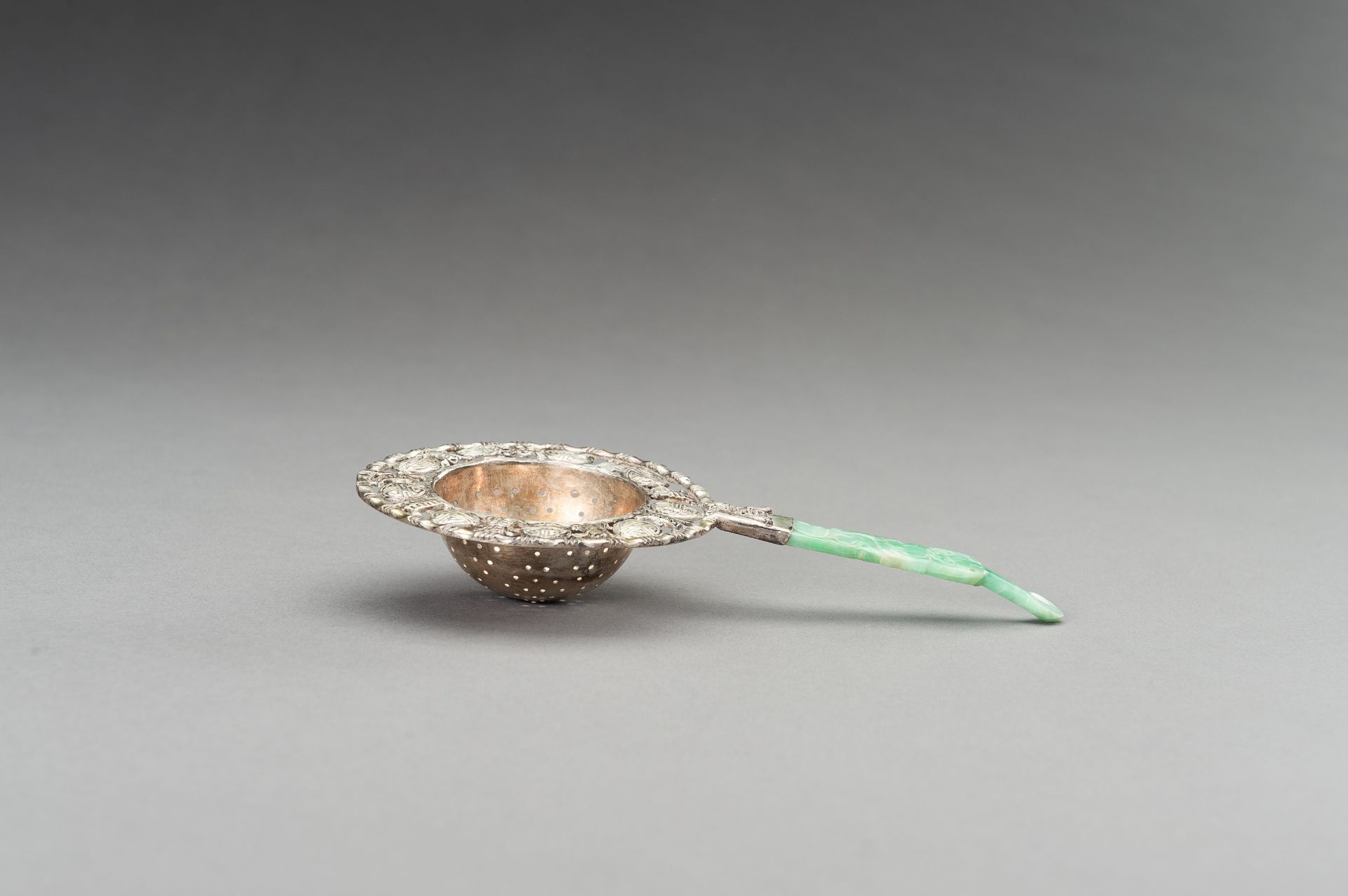 A SILVER-PLATED TEA STRAINER WITH JADEITE HANDLE - Image 9 of 10