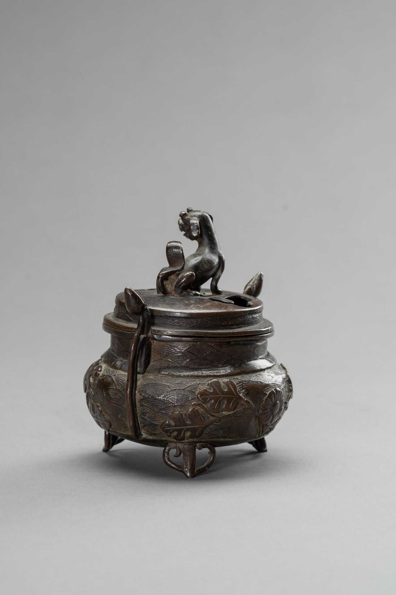 A MINATURE BRONZE TRIPOD CENSER, QING DYNASTY - Image 7 of 11