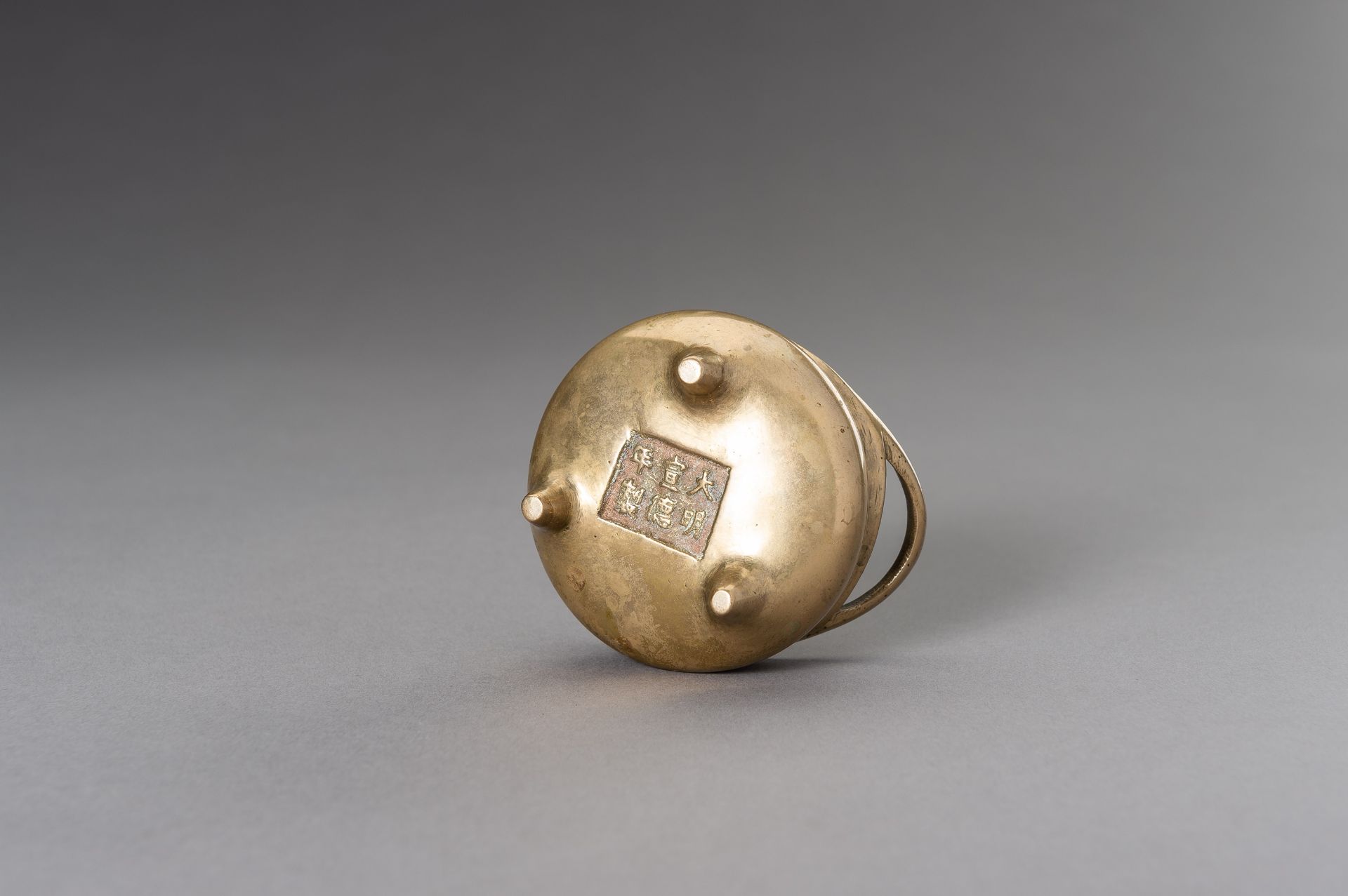 A MINIATURE BRONZE TRIPOD CENSER, QING DYNASTY - Image 8 of 9