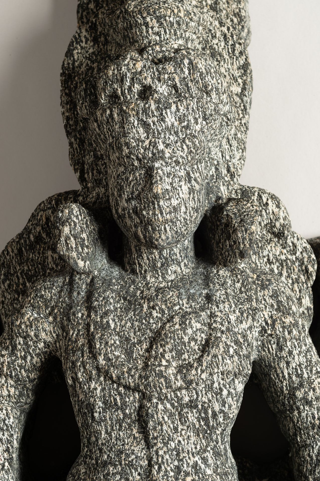 AN INDIAN GRANITE STONE STATUE OF A DEITY - Image 6 of 14