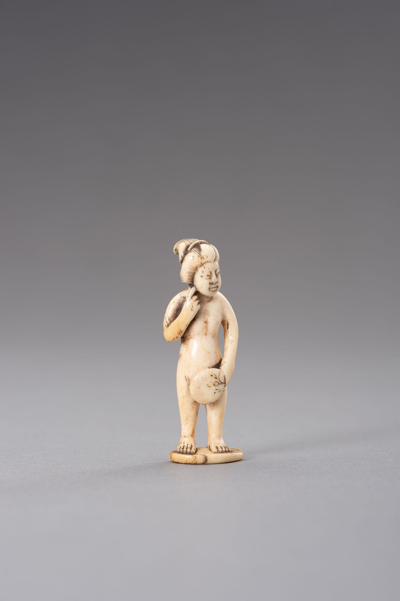 GYOKUZAN: AN IVORY NETSUKE OF A NUDE WOMAN WITH FAN - Image 7 of 9